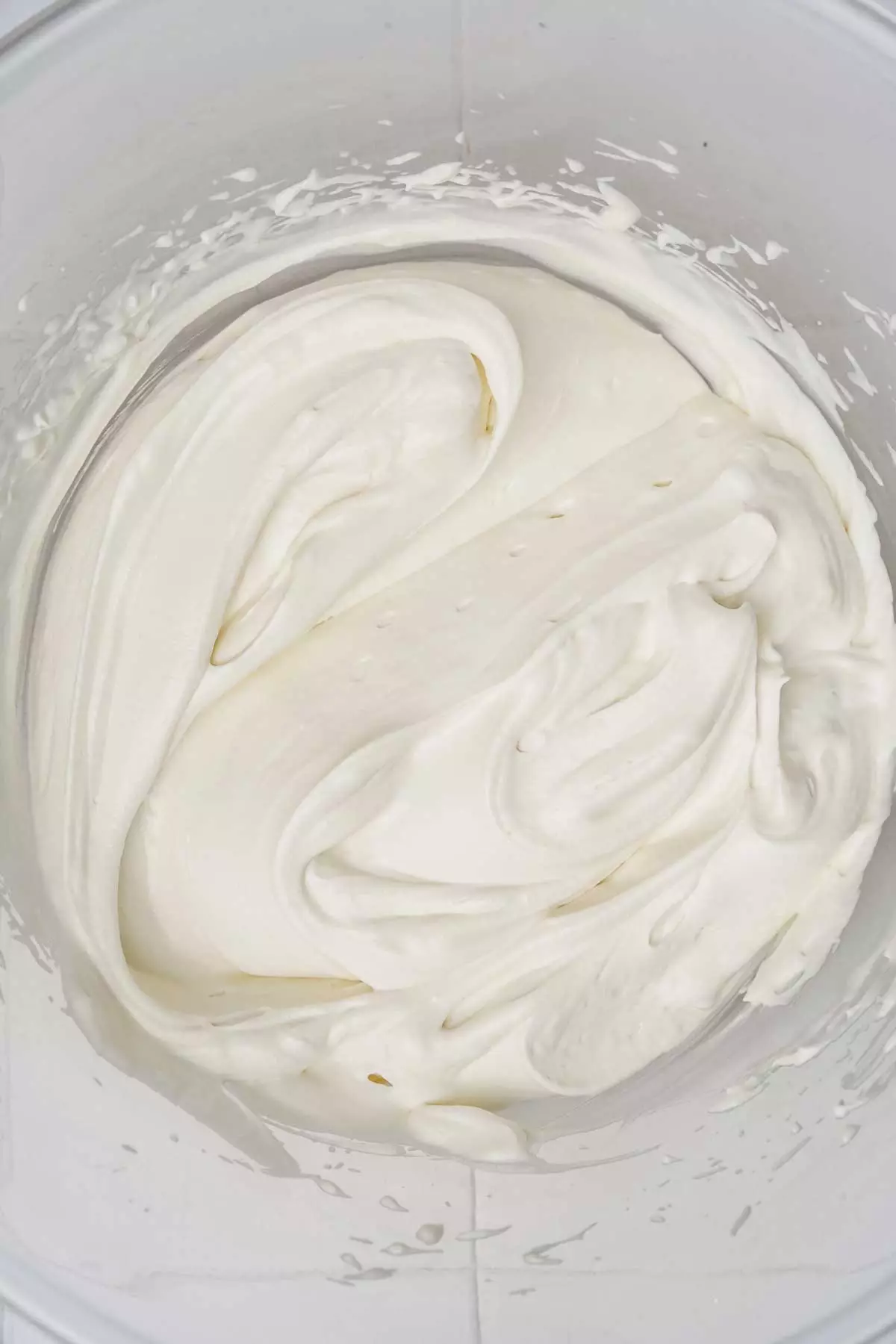 Ganache coco fouettée dans un bol