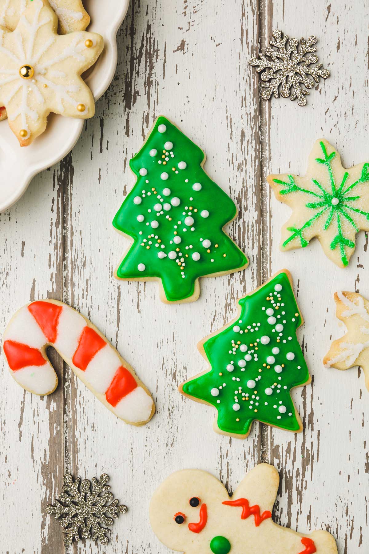 Table avec des sablés de noel