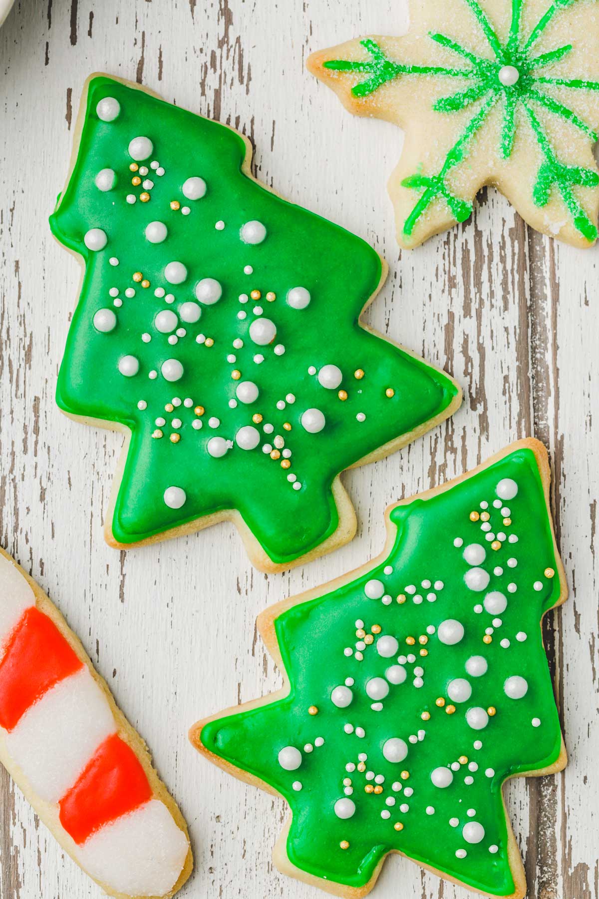 biscuits de noel décorés de glaçage royal sur une table