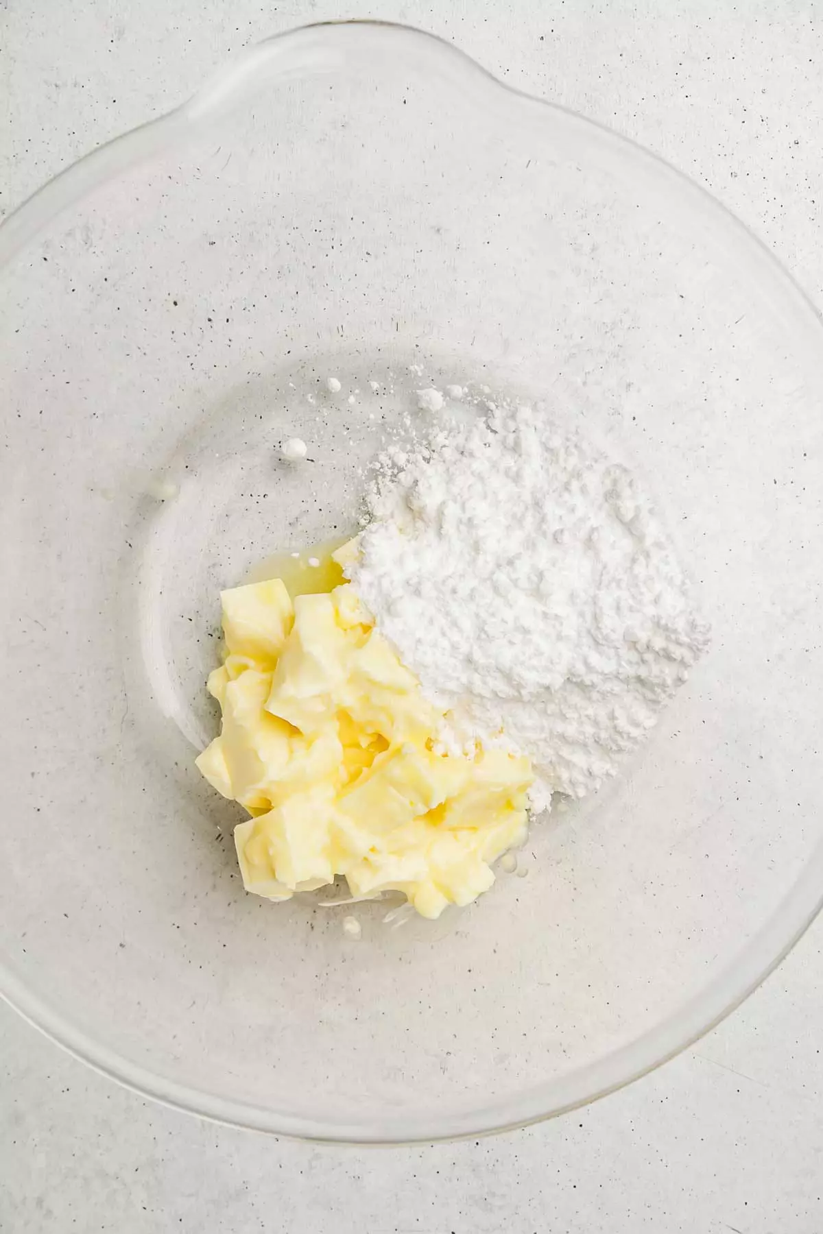 Bol avec beurre et sucre glace