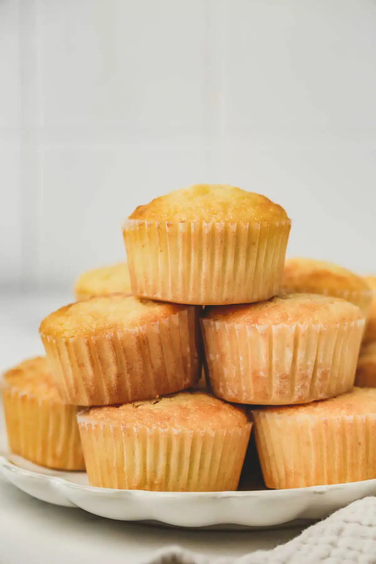 assiette avec des cupcakes natures