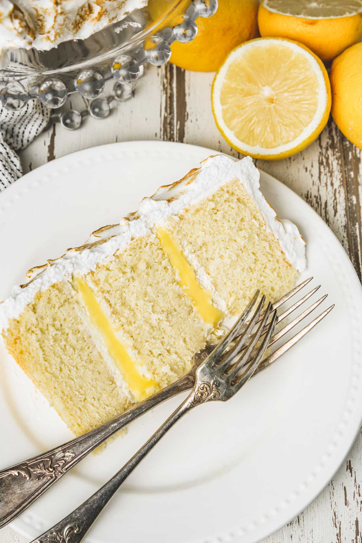 part de gateau citron meringué sur une assiette