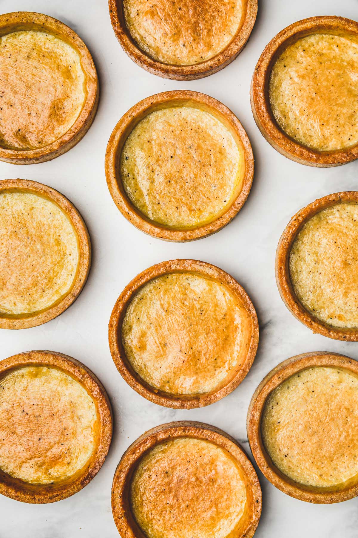 mini tartelettes cuites sur un plan de travail