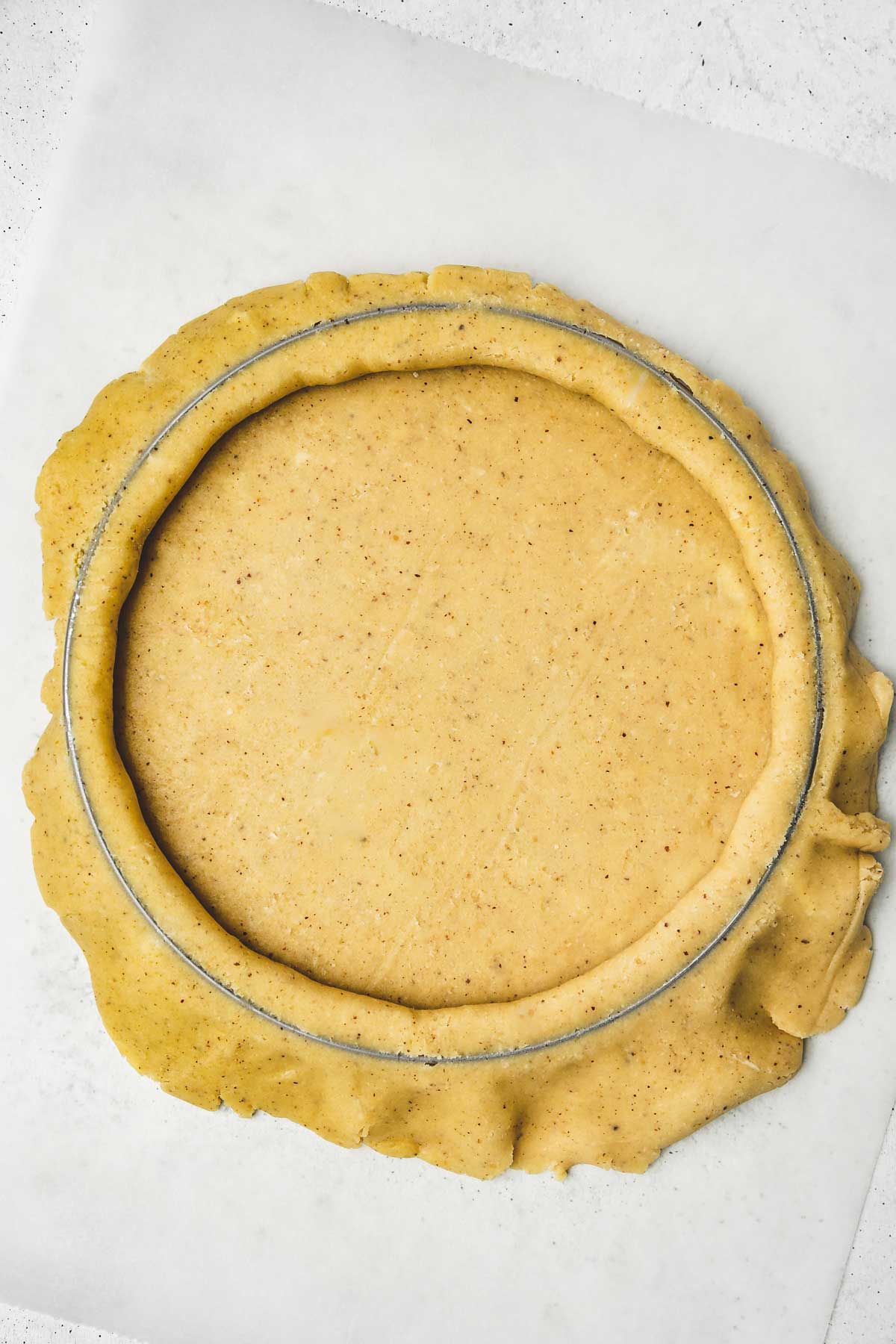 cercle à tarte avec de la pâte sucrée