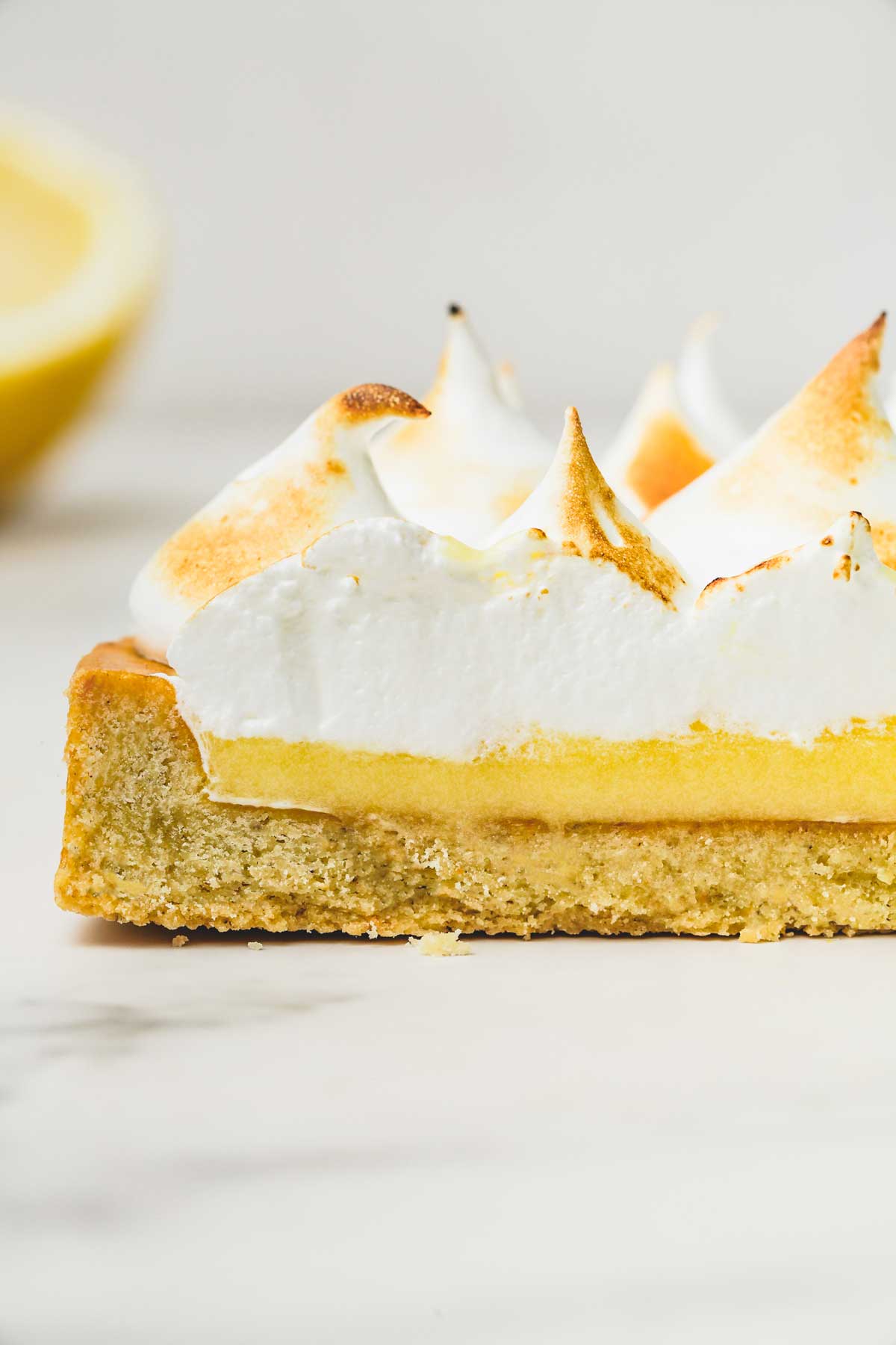 Tarte citron meringuée coupée sur une table