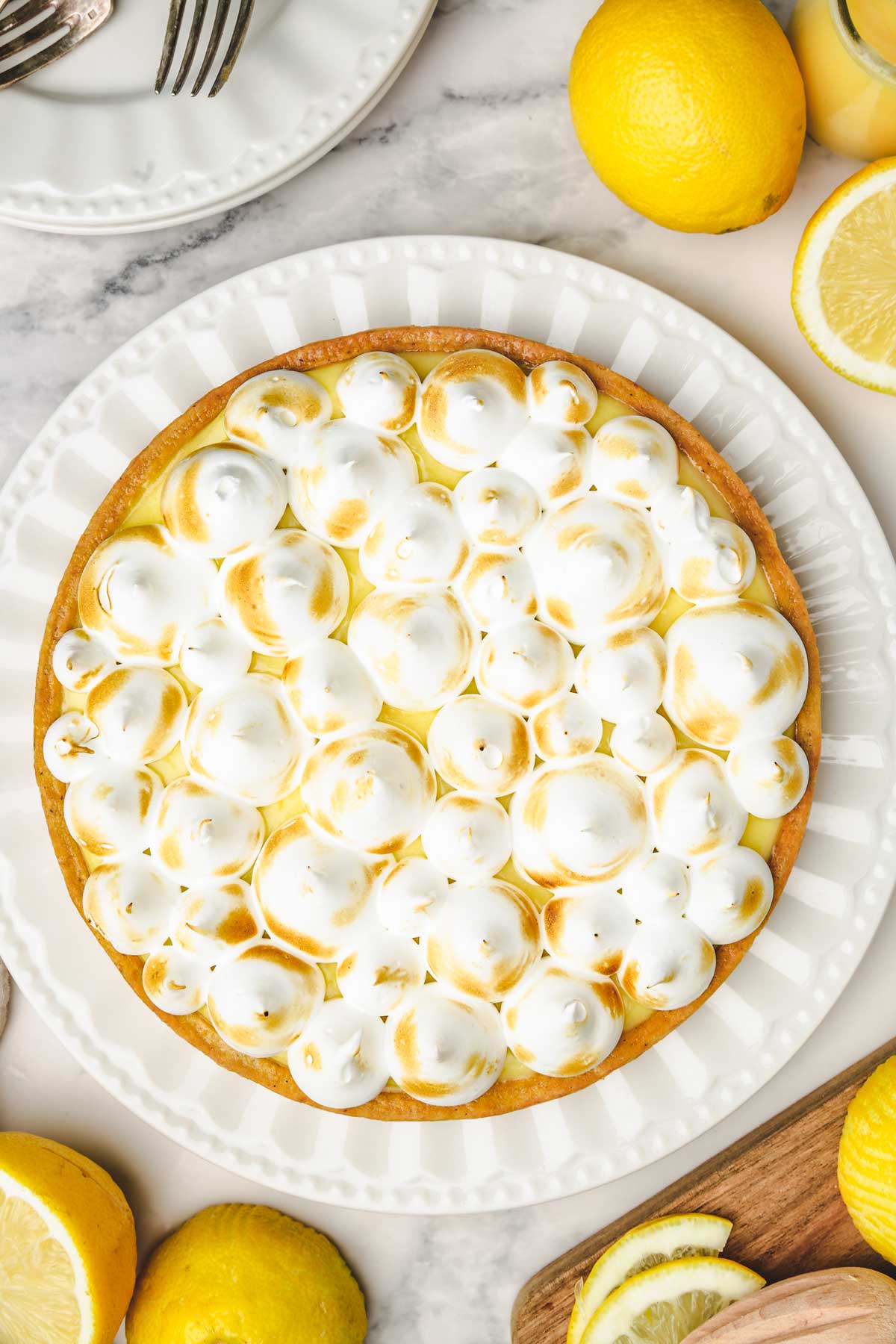 Tarte citron meringuée sur une table