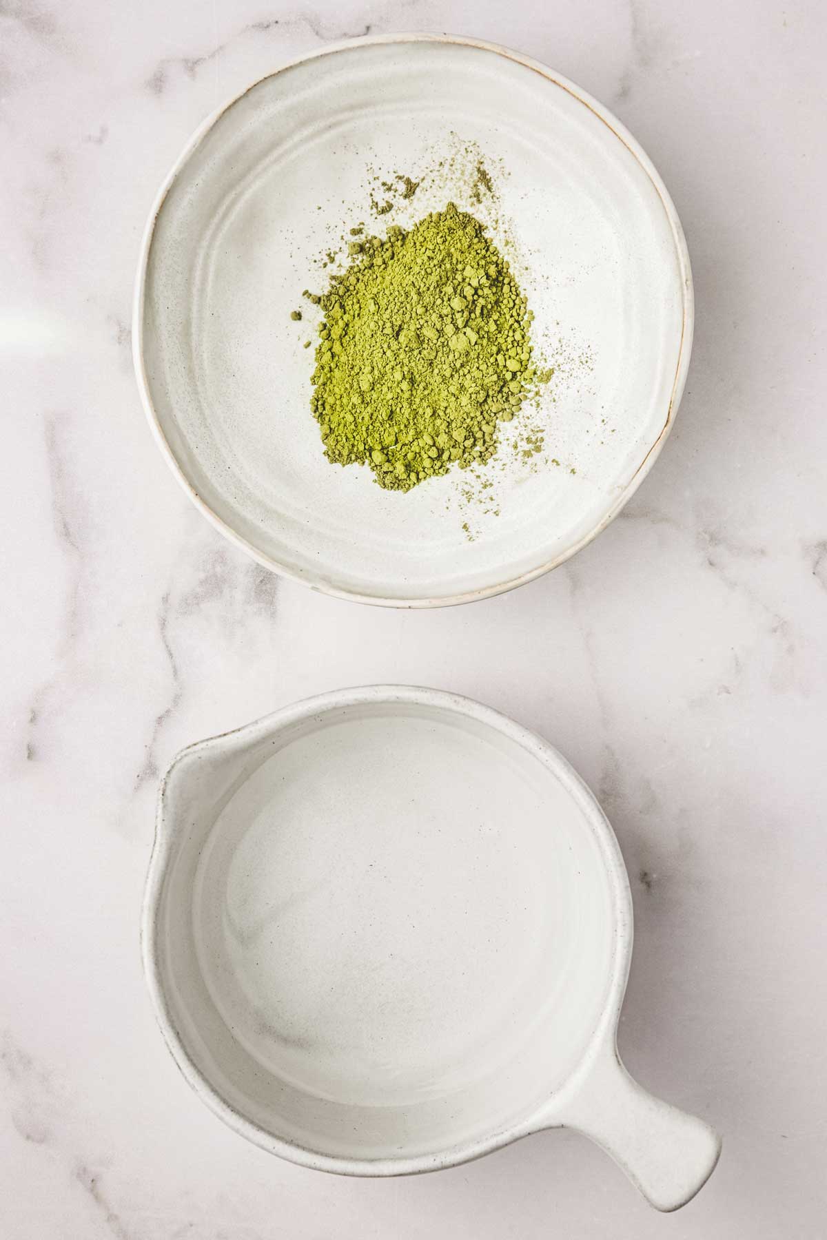 bol avec du thé vert matcha et de l'eau