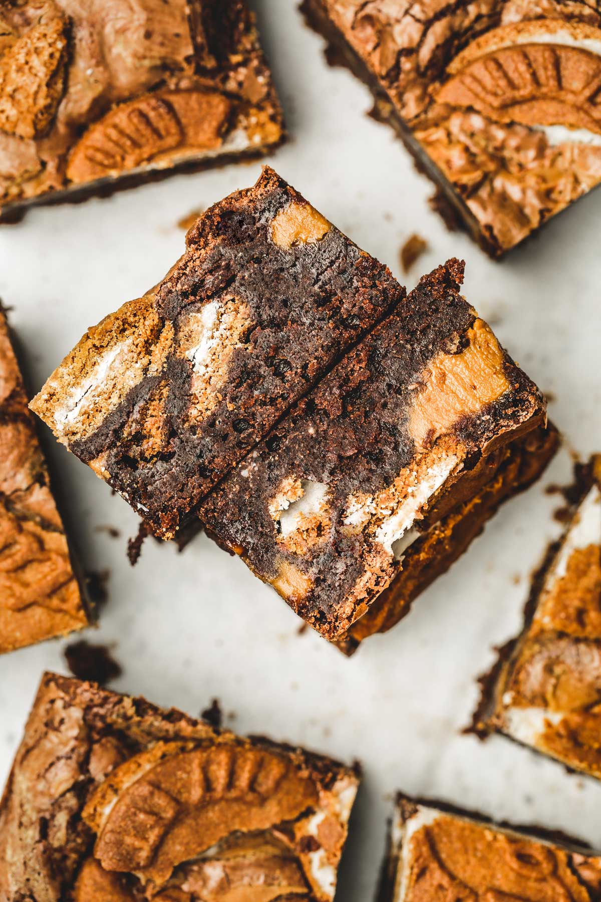 deux parts de brownies spéculoos sur une table