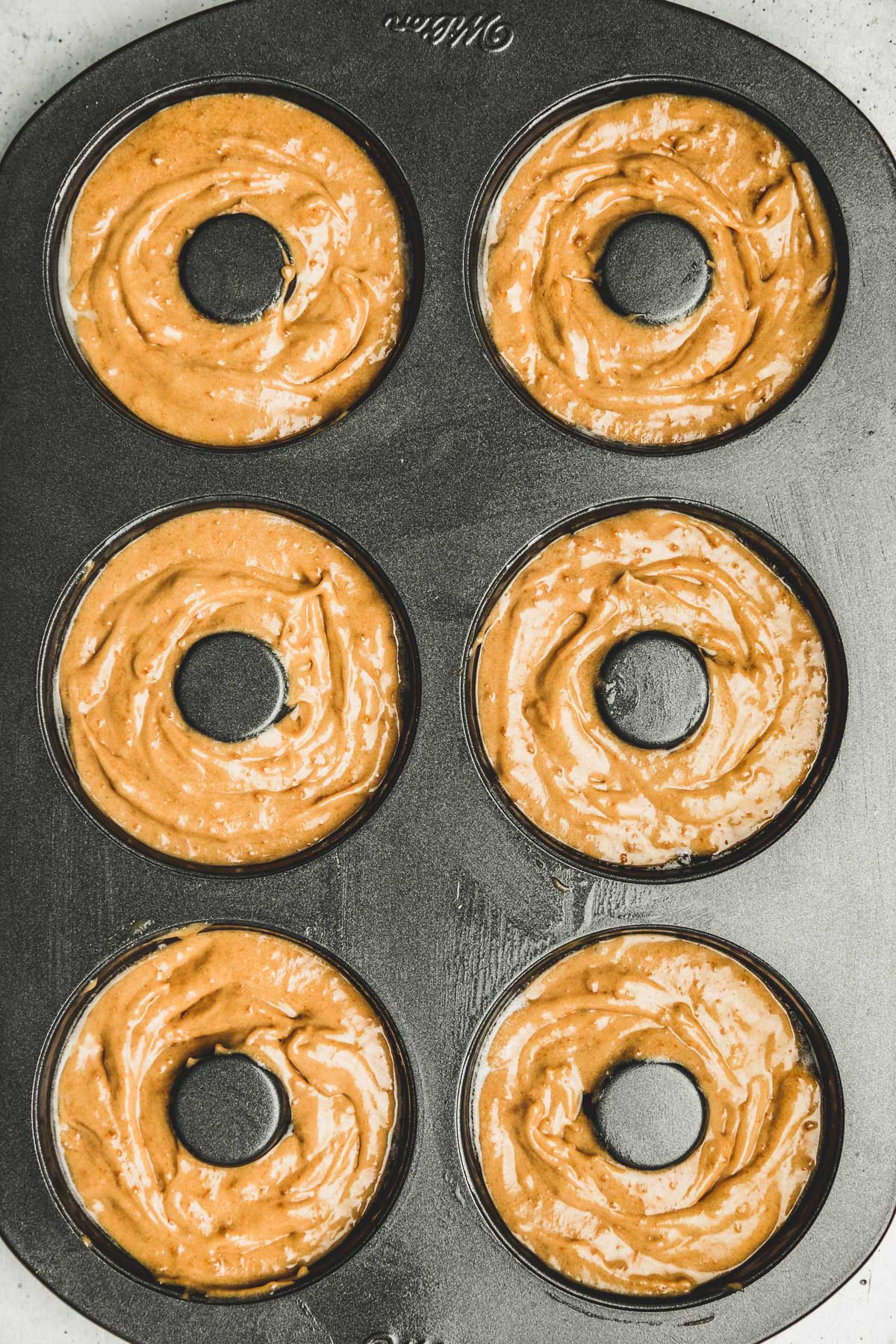 moule à donut avec de la pâte