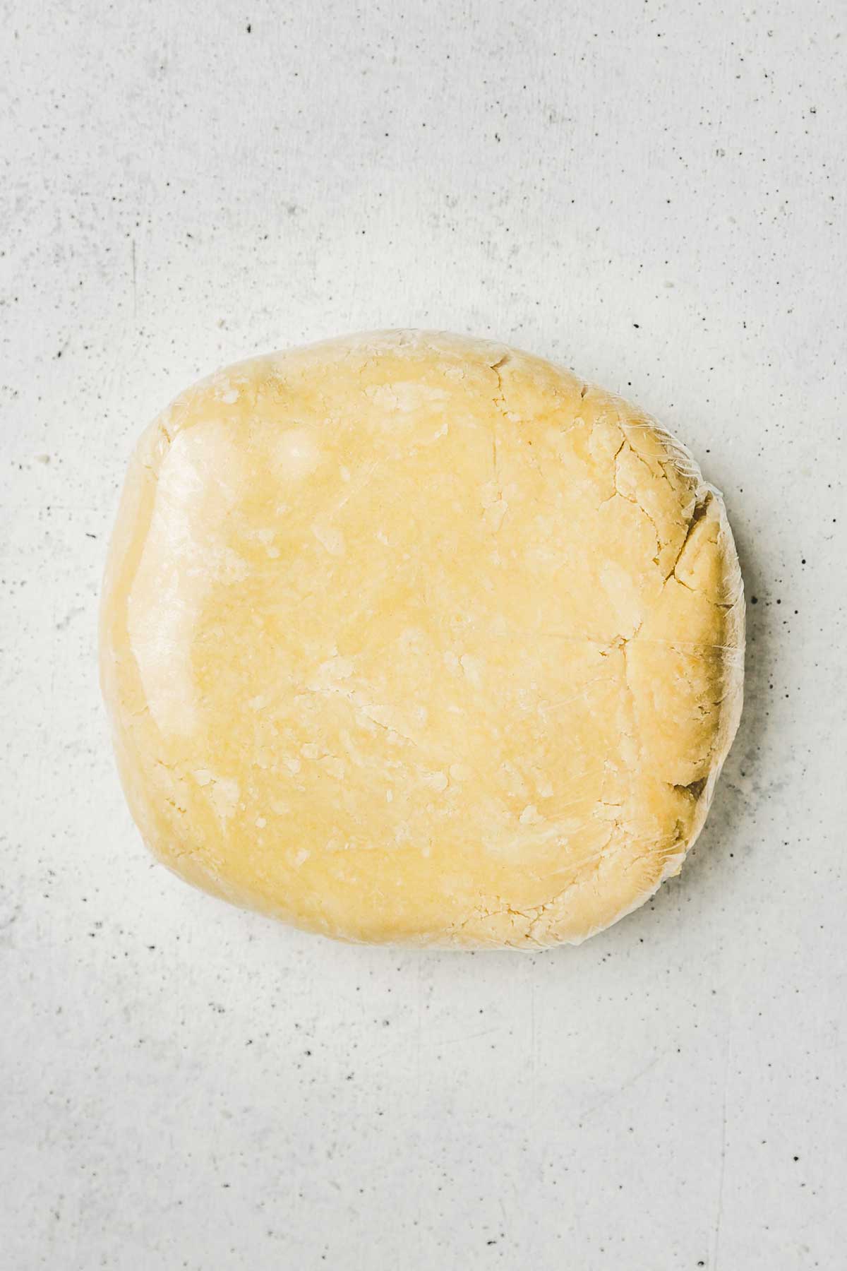 pâte à tarte sous un film alimentaire