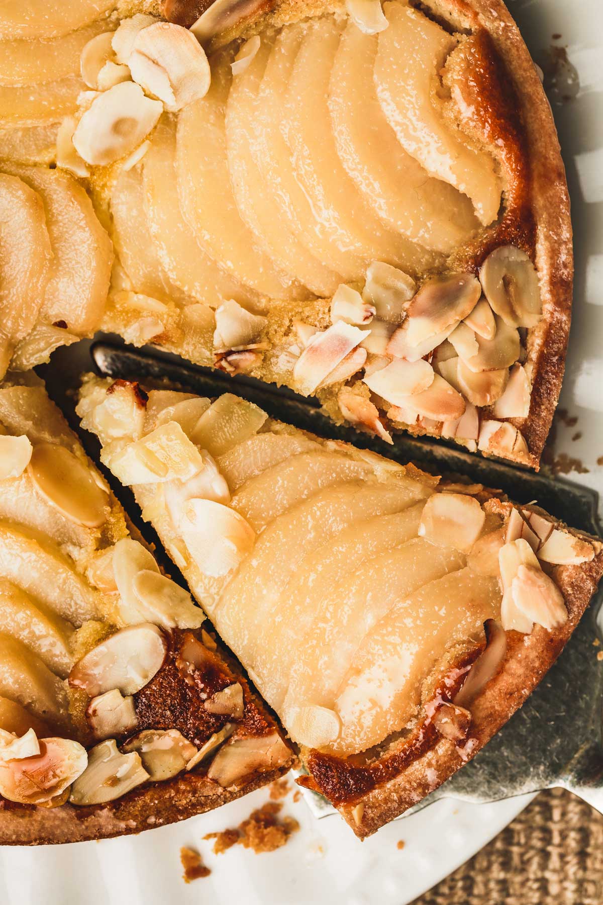 tarte boudaloue dans une assiette