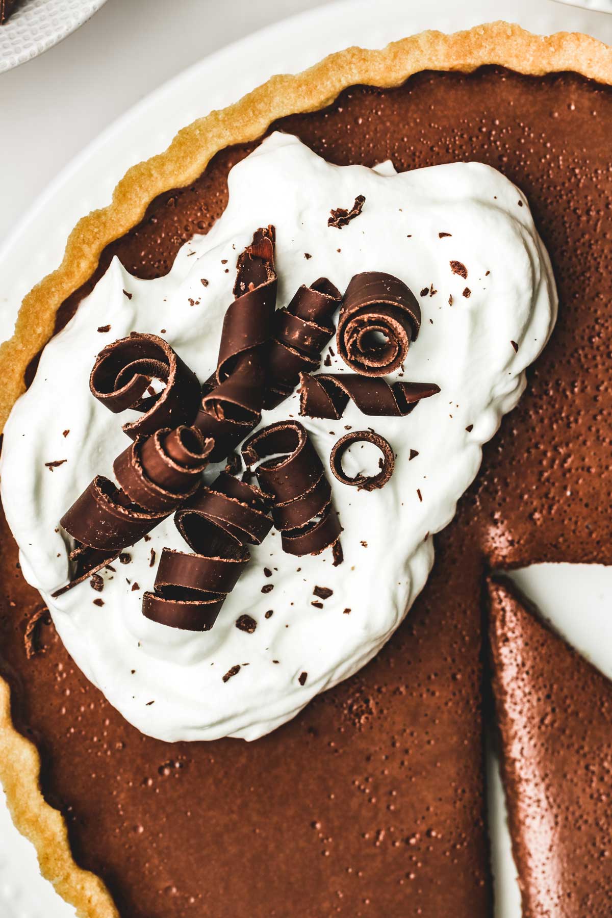 Tarte au chocolat avec crème chantilly et copeaux de chocolat