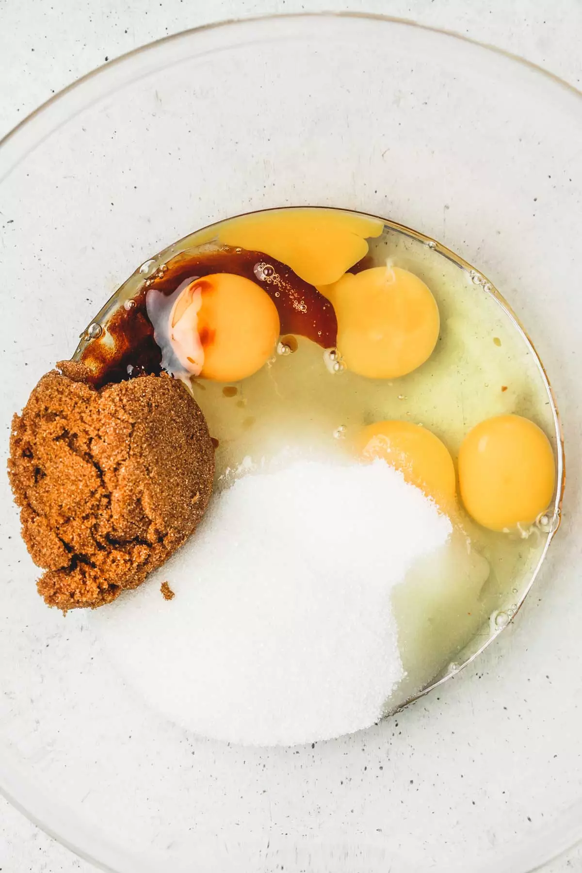 large récipient avec des oeufs et du sucre