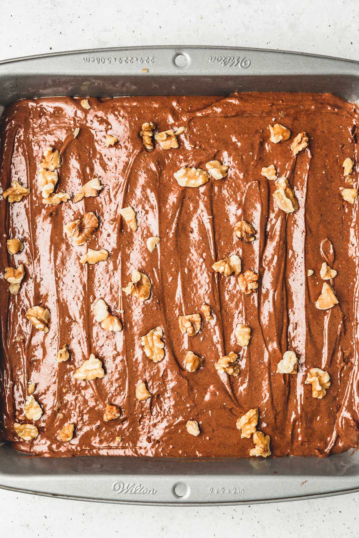 moule à brownies avec de la préparation à brownies