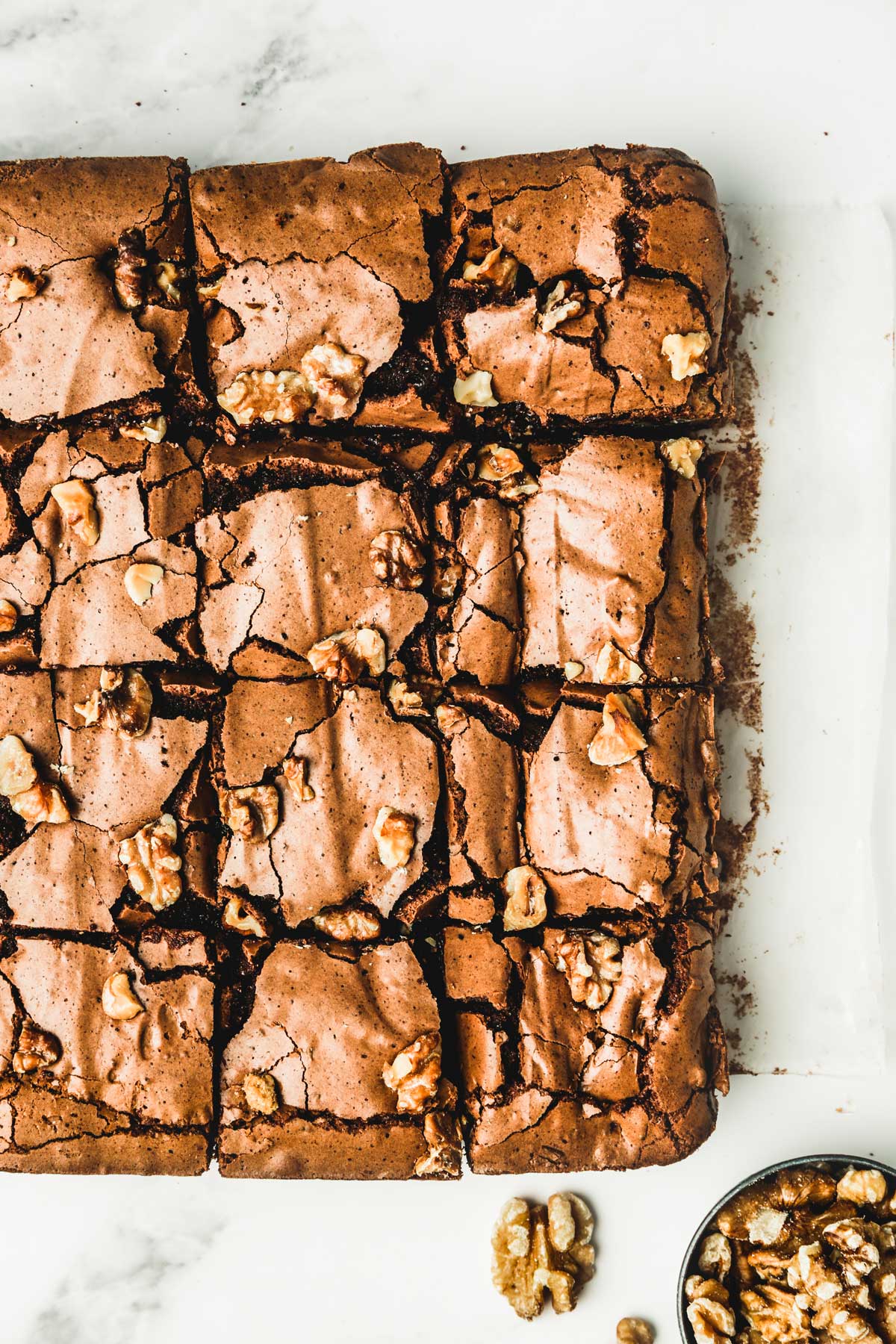 brownies aux noix coupés sur une table