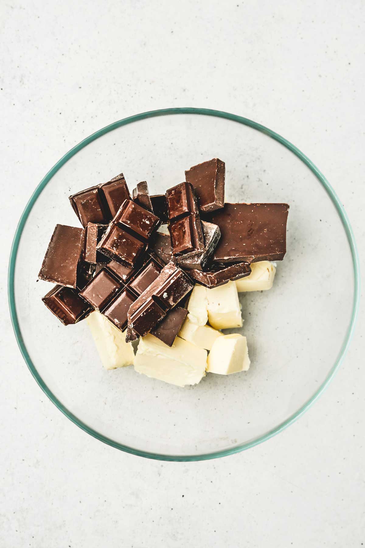 bol avec du beurre et du chocolat