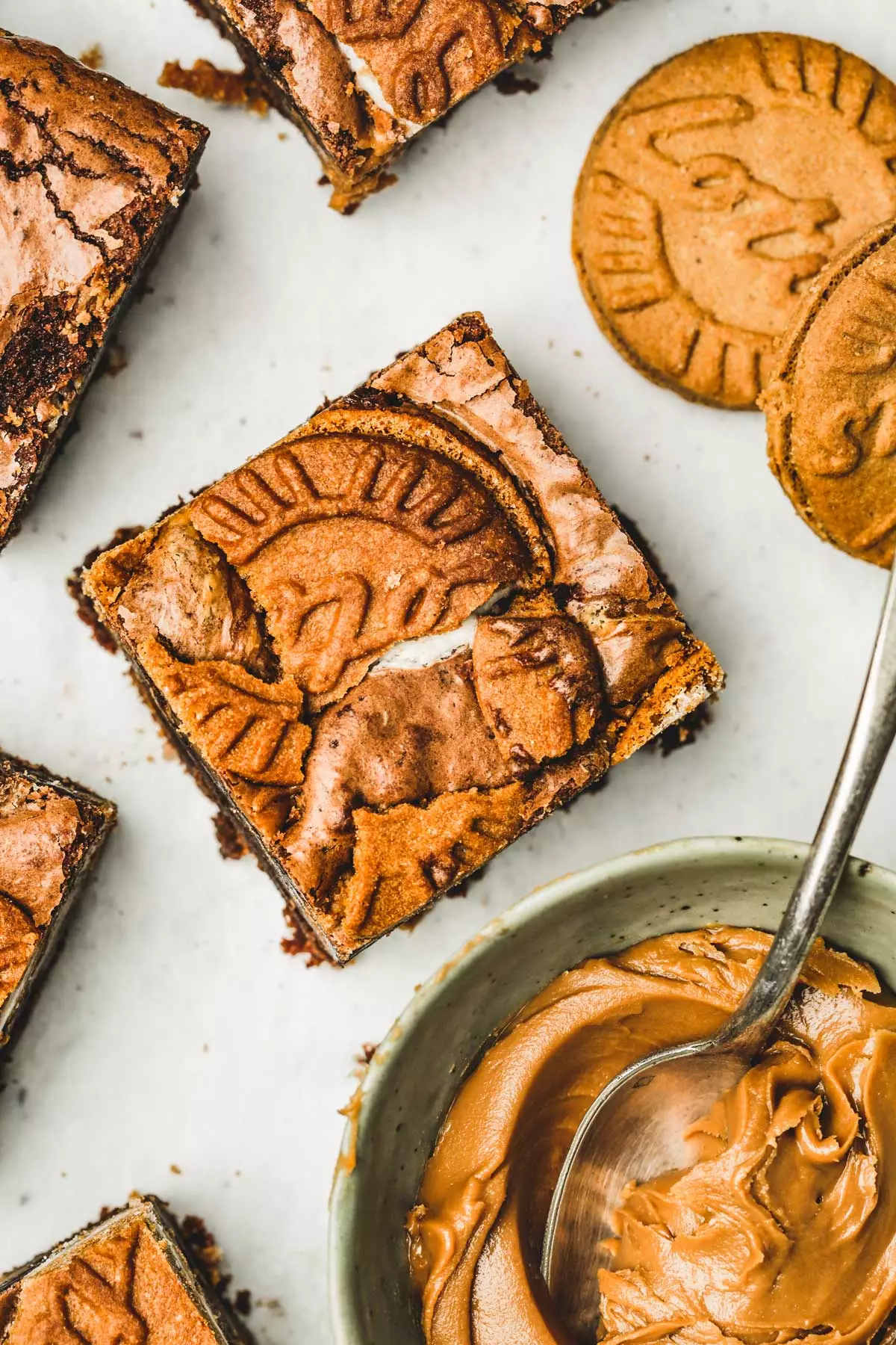 brownies au spéculos coupé sur une table