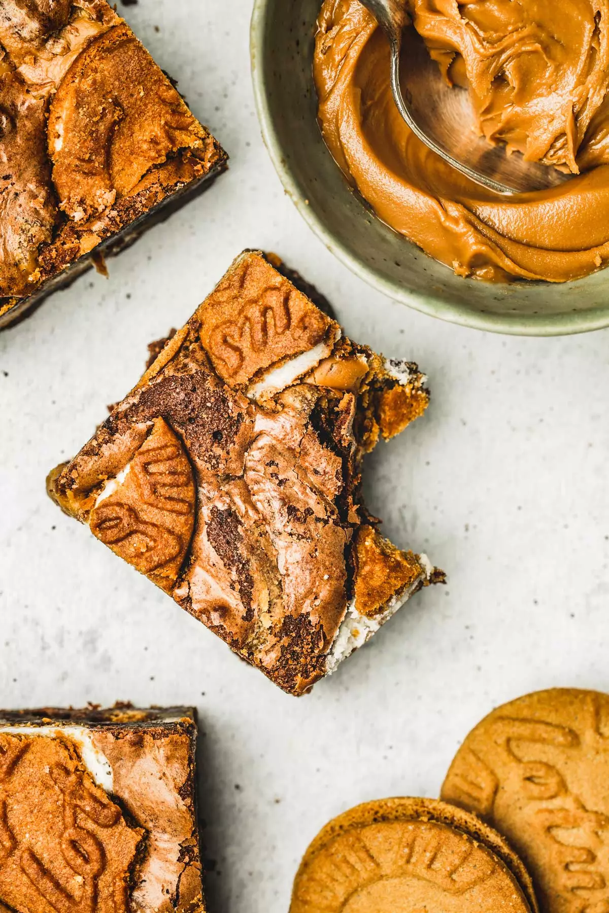 part de brownies chocolat et spéculoos coupé sur une table