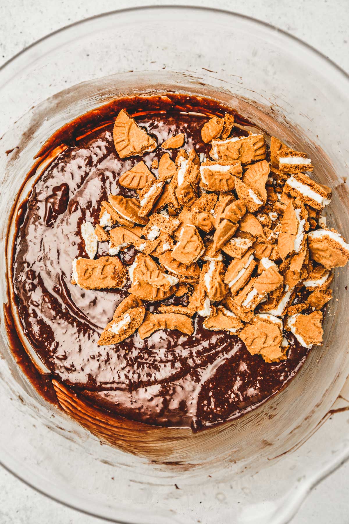 bol avec de la pâte à brownies et des biscuits spéculoos