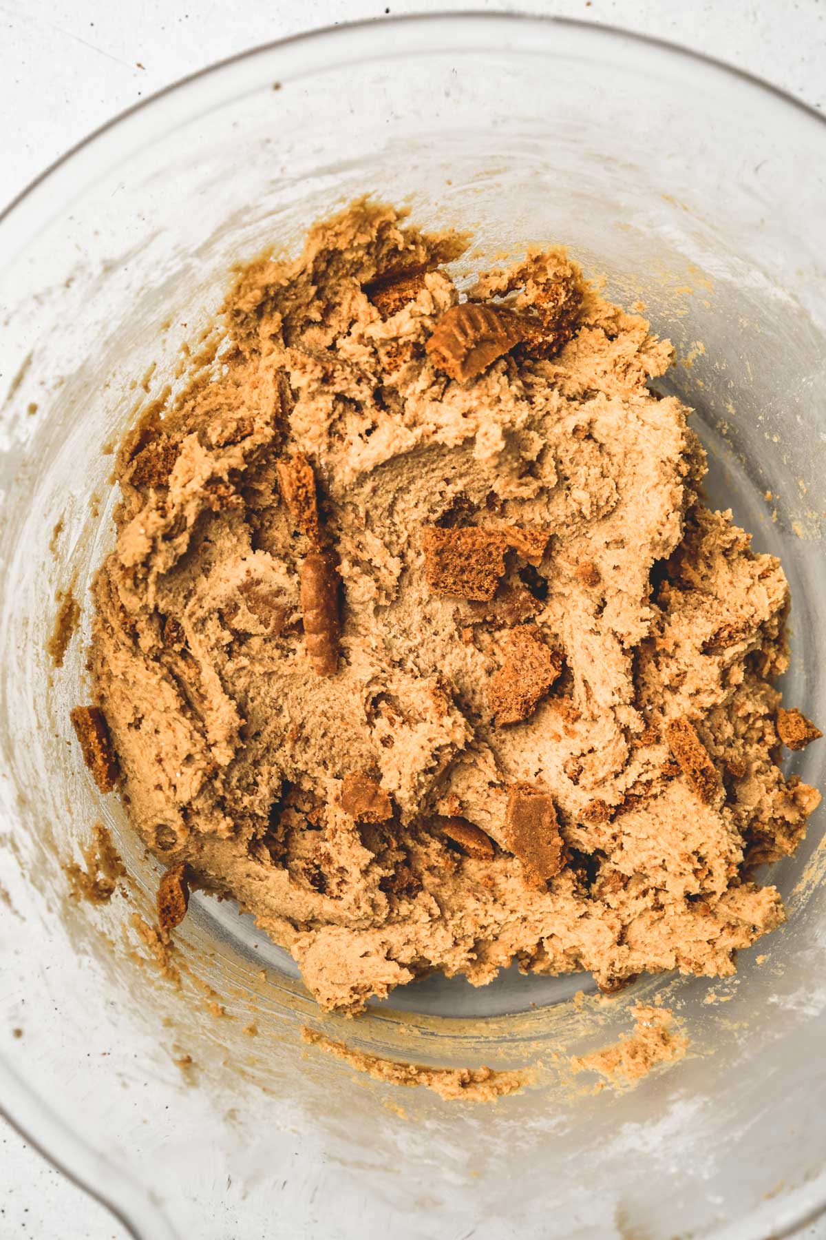 Bol avec de la pâte à cookies