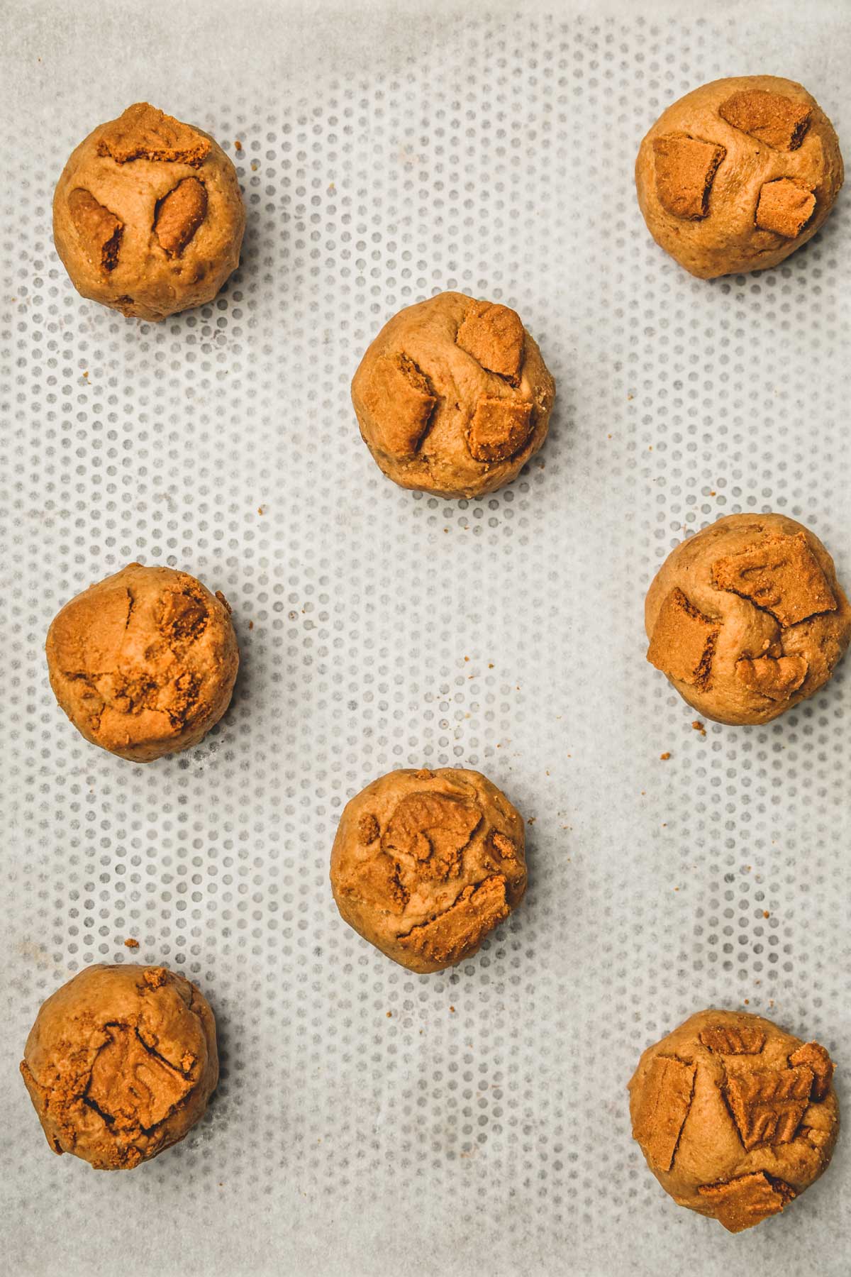boules de pâte à cookies sur une plaque de pâtisserie
