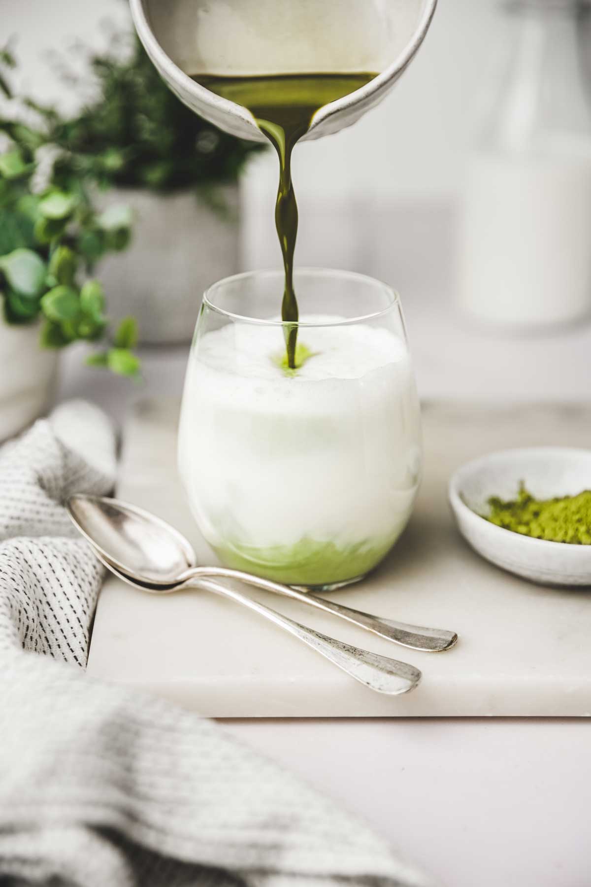 Tasse avec du lait et du thé vert