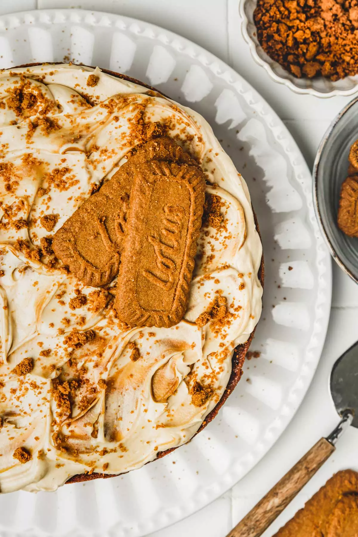 gâteau speculoos avec un glacage et des biscuits sur une assiette