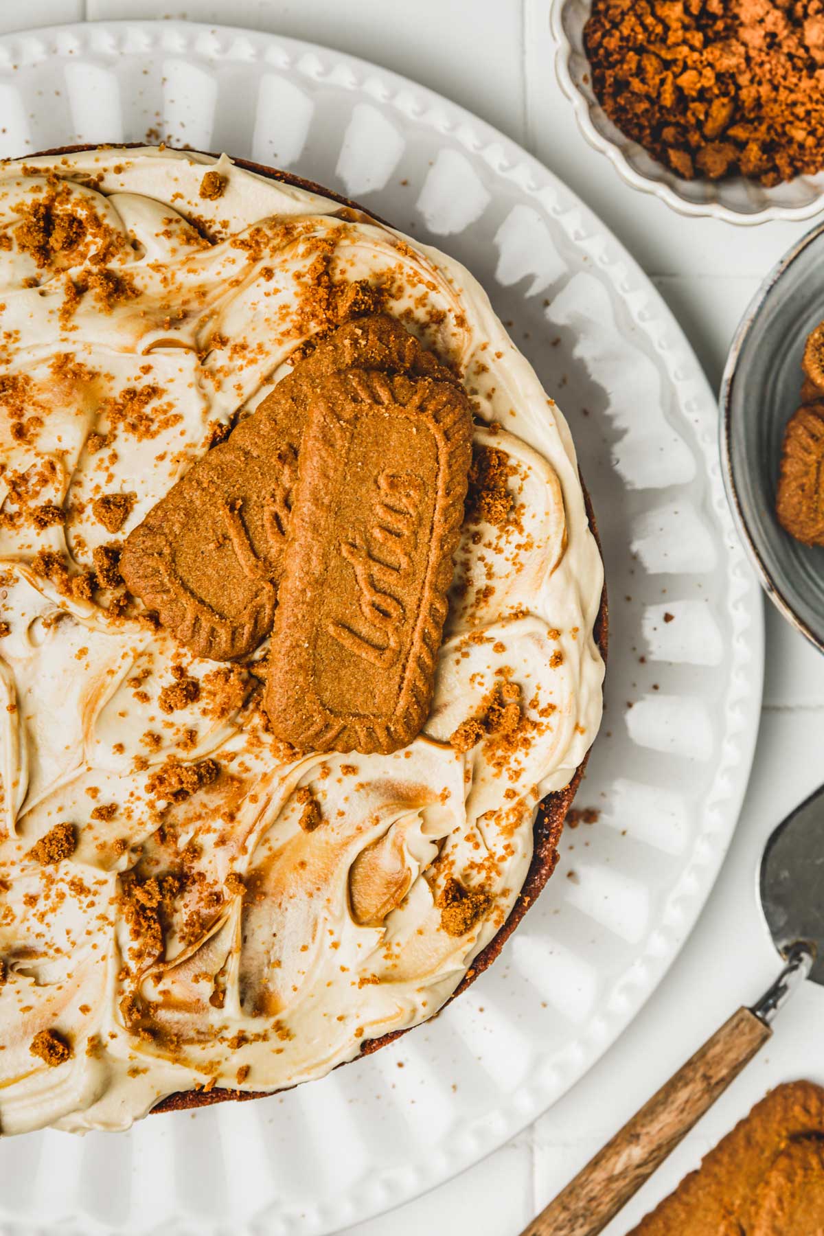 gâteau speculoos avec un glacage et des biscuits sur une assiette
