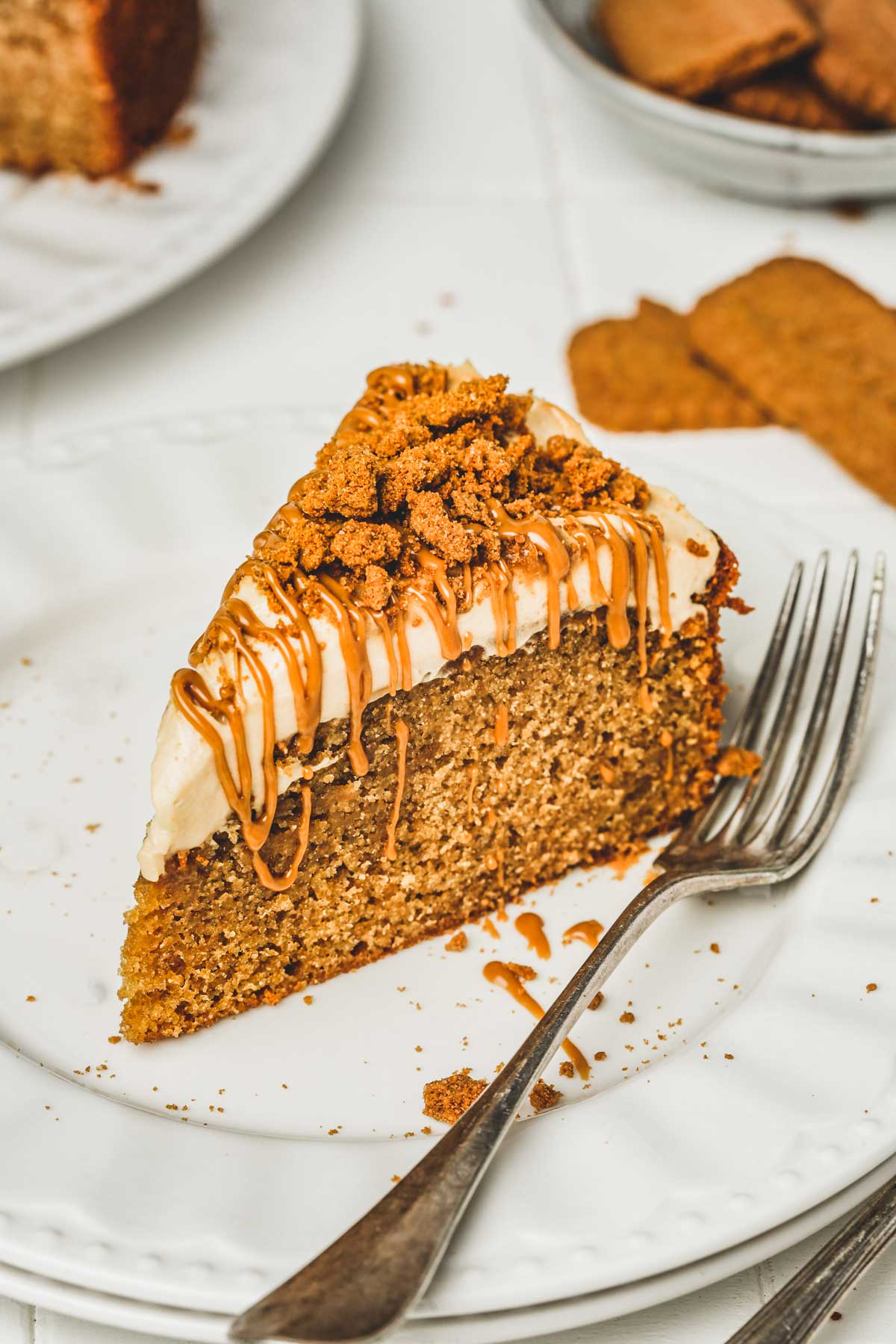 part de gateau speculoos dans une assiette avec une fourchette