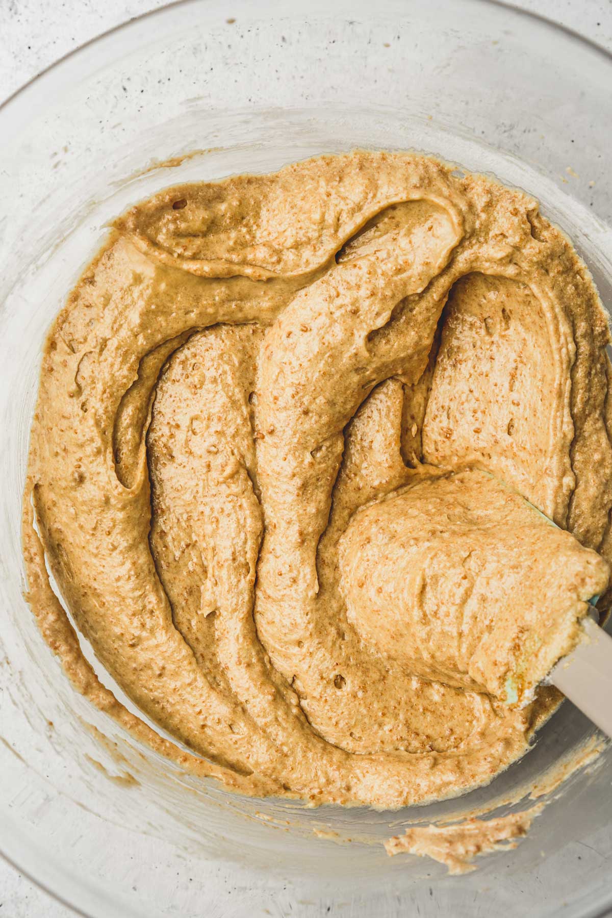 large bol avec de la pate à gâteau