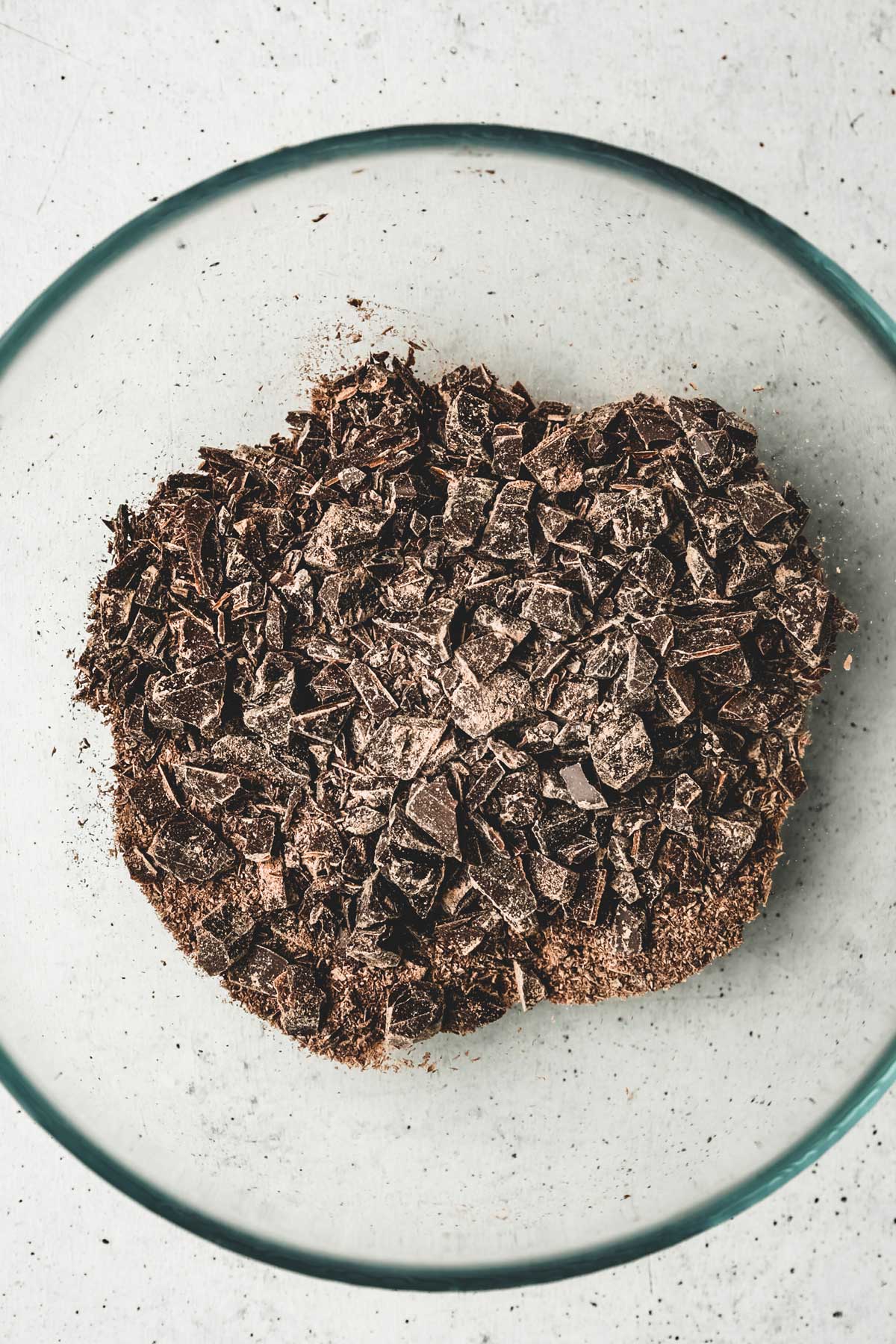 Bol avec du chocolat haché