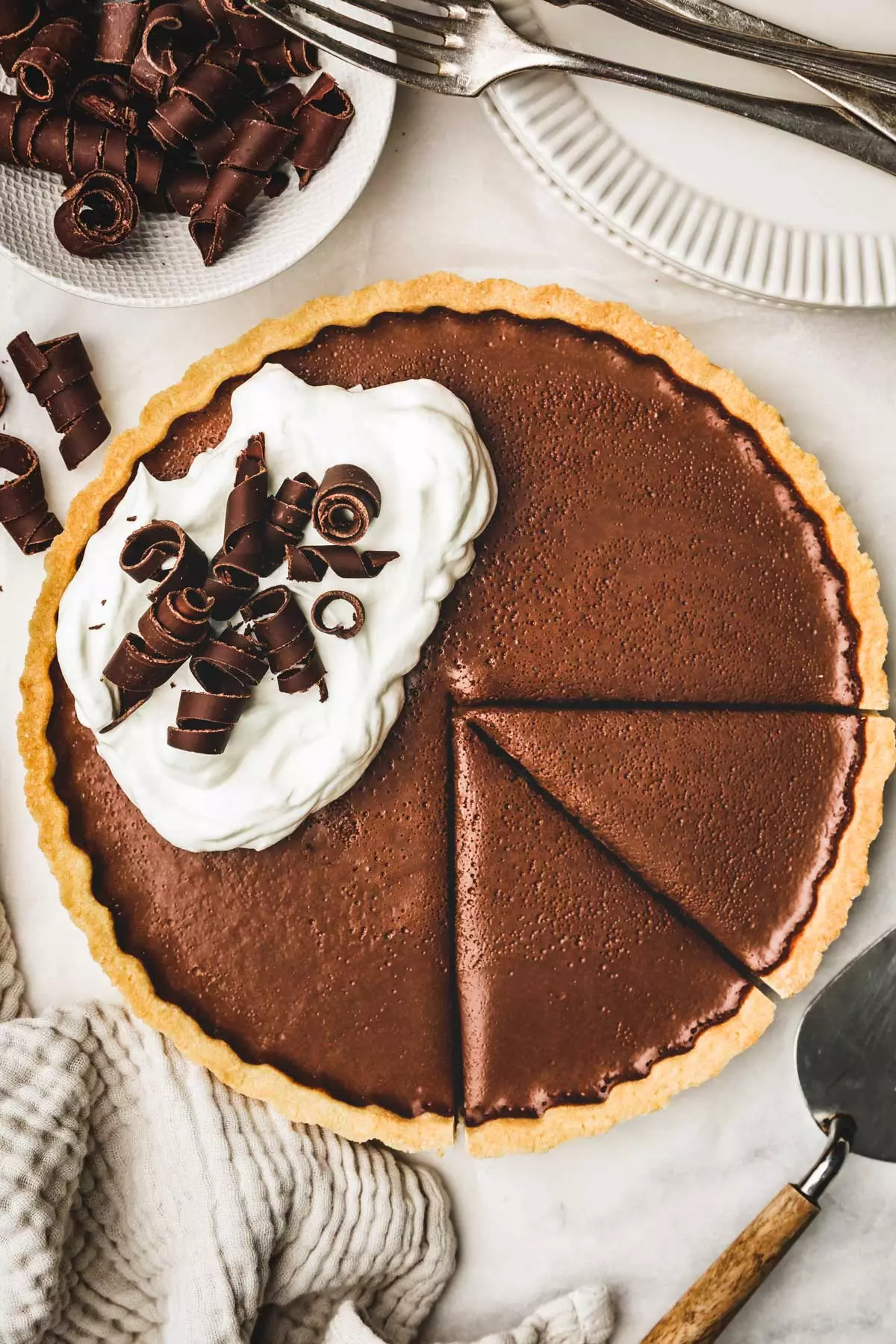 Tarte au chocolat coupé sur une table