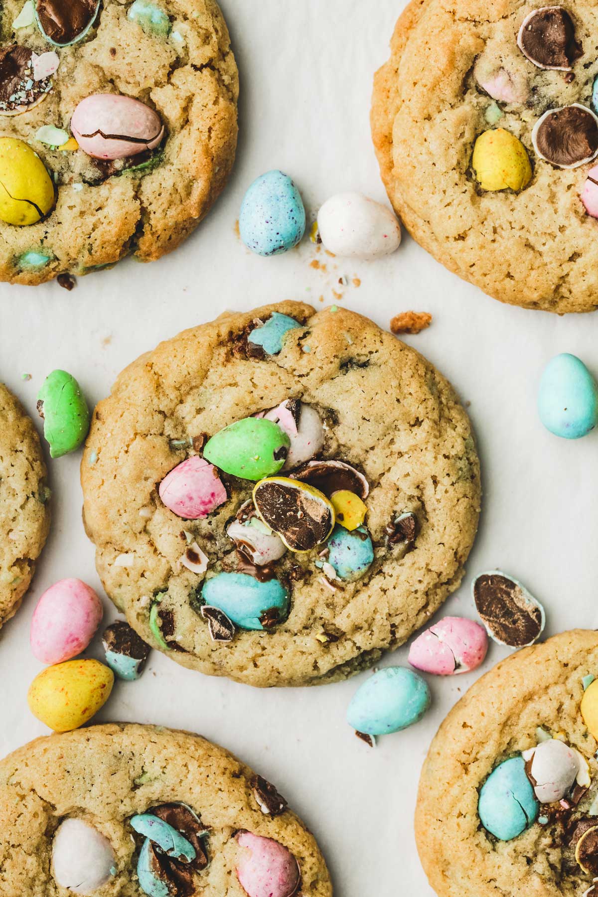 Cookies aux oeufs en chocolat sur une table