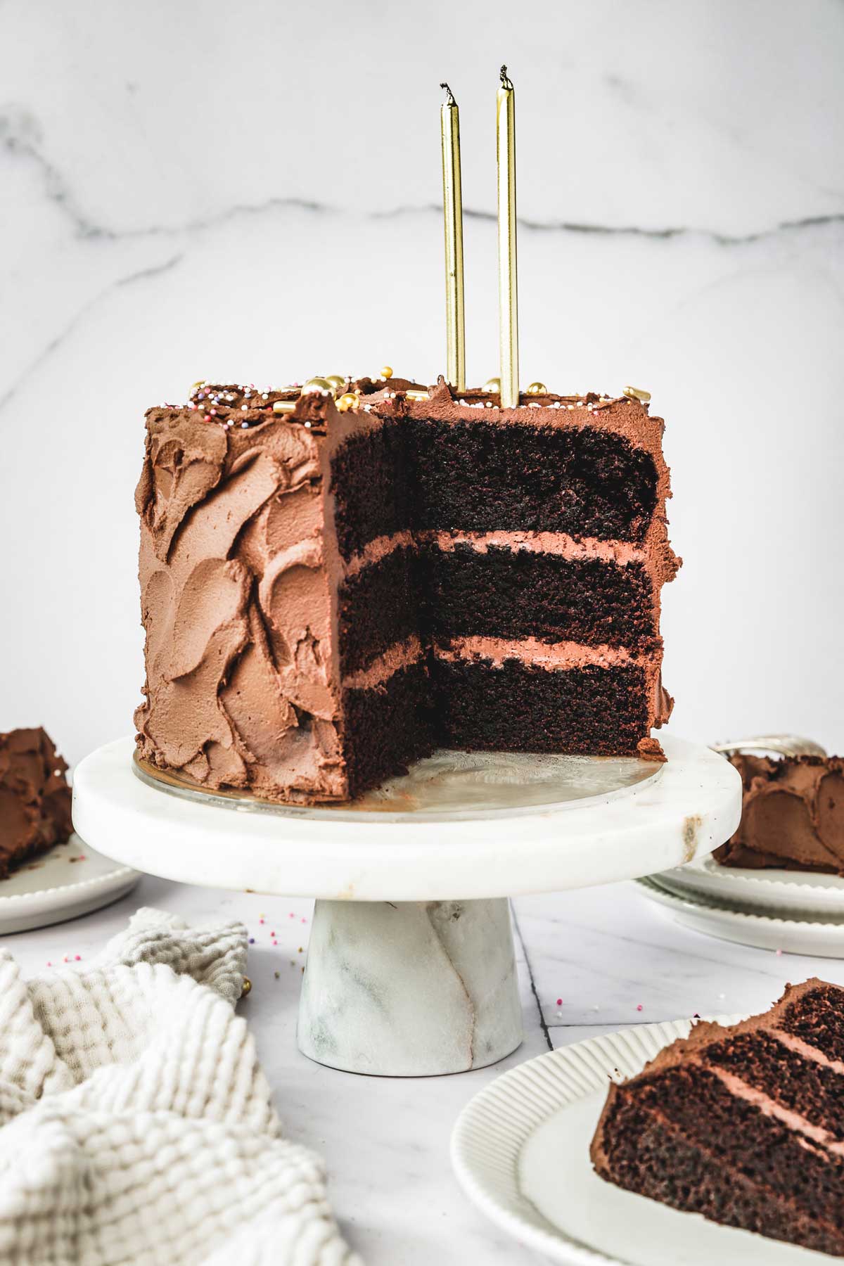 layer cake chocolat coupé sur un présentoir