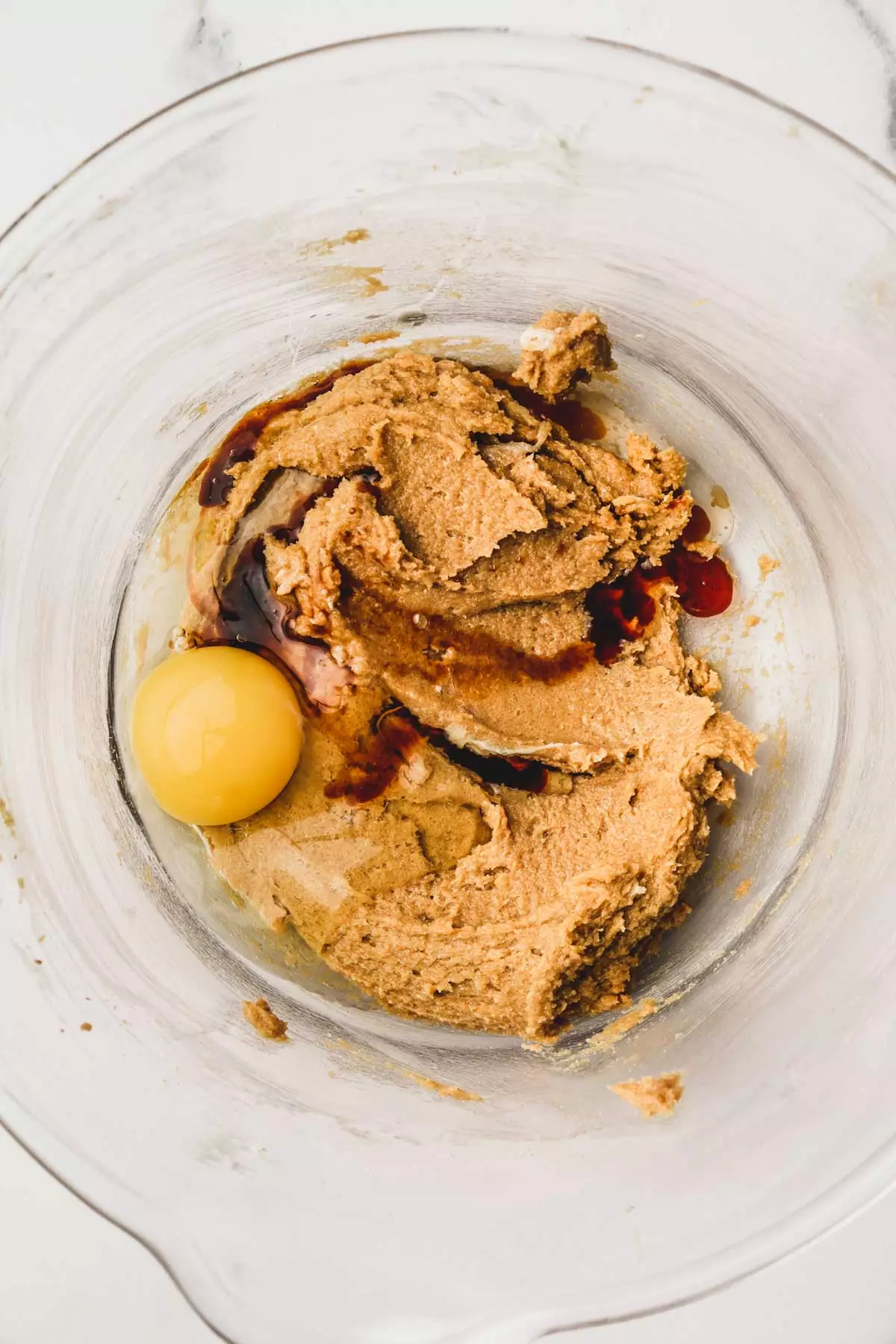 bol avec du sucre et un oeuf