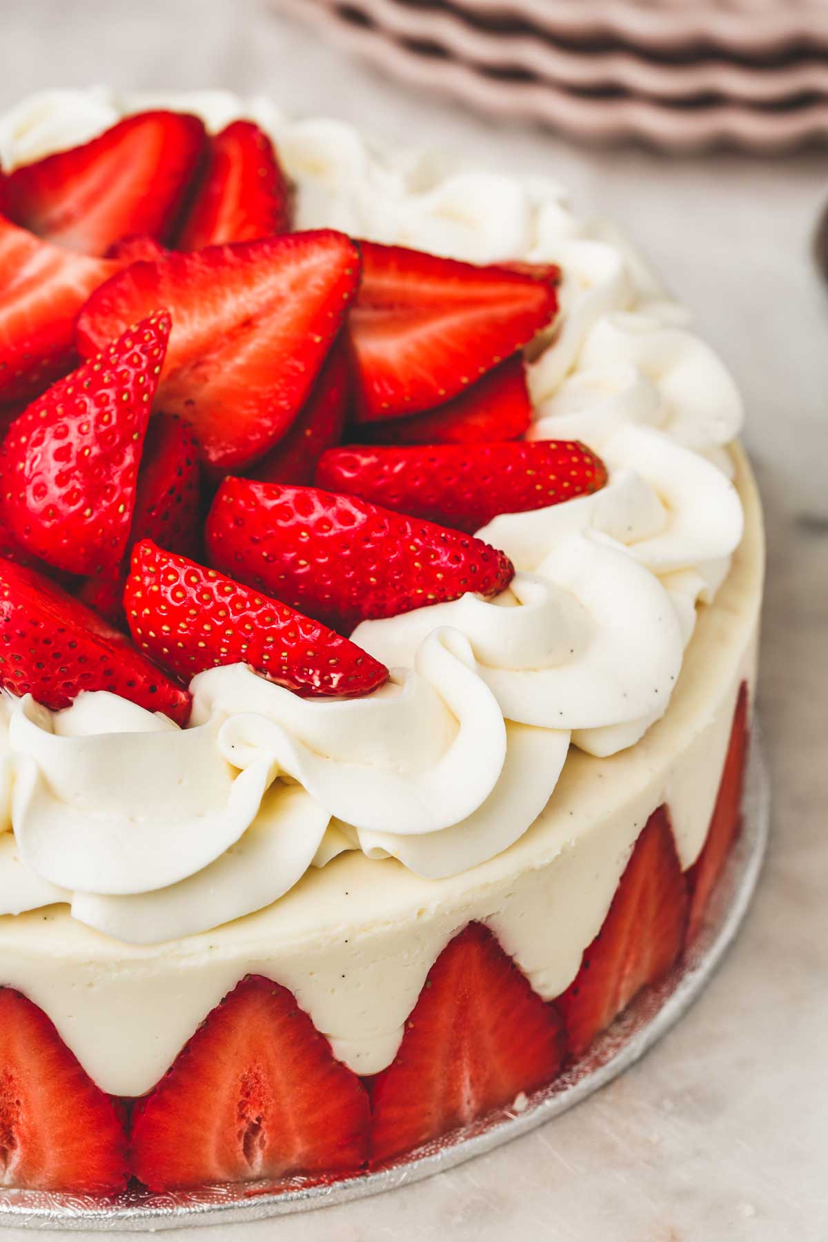 fraisier avec crème sur une table