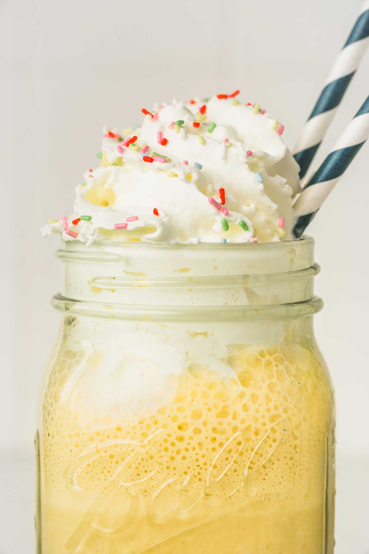 milkshake banane avec chantilly et vermicelle