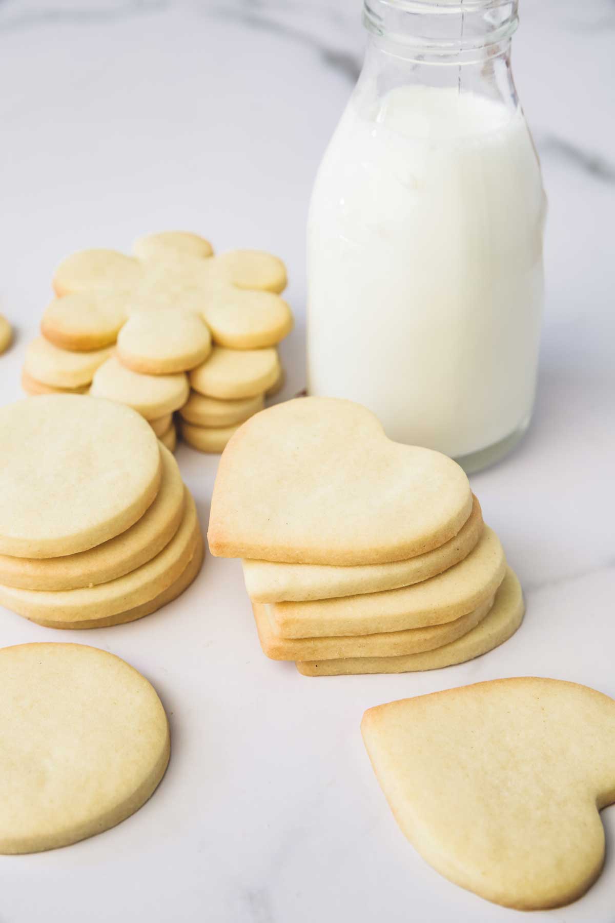 biscuits sablés avec une bouteille de lait