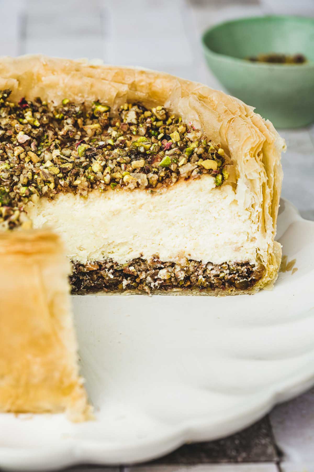 baklava cheesecake coupé sur une assiette