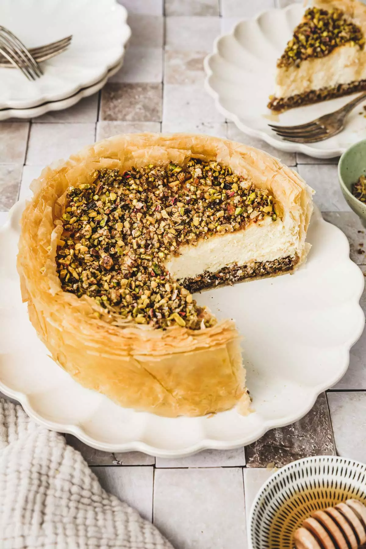 baklava cheesecake dans une assiette sur une table