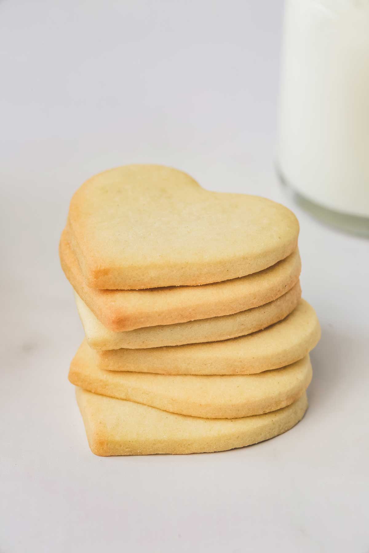 biscuits en forme de coeur sur une table