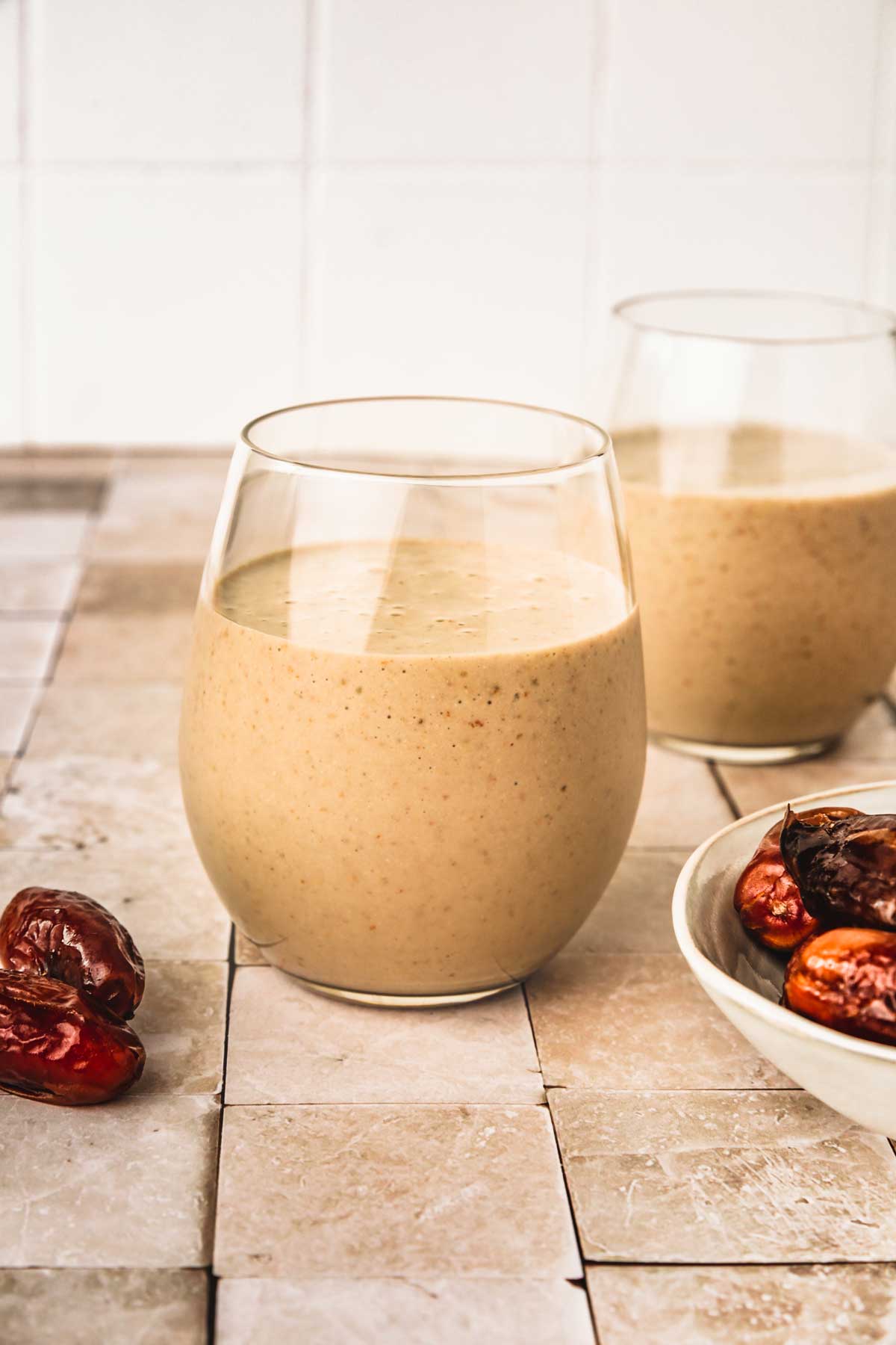 verre de smoothie datte sur une table