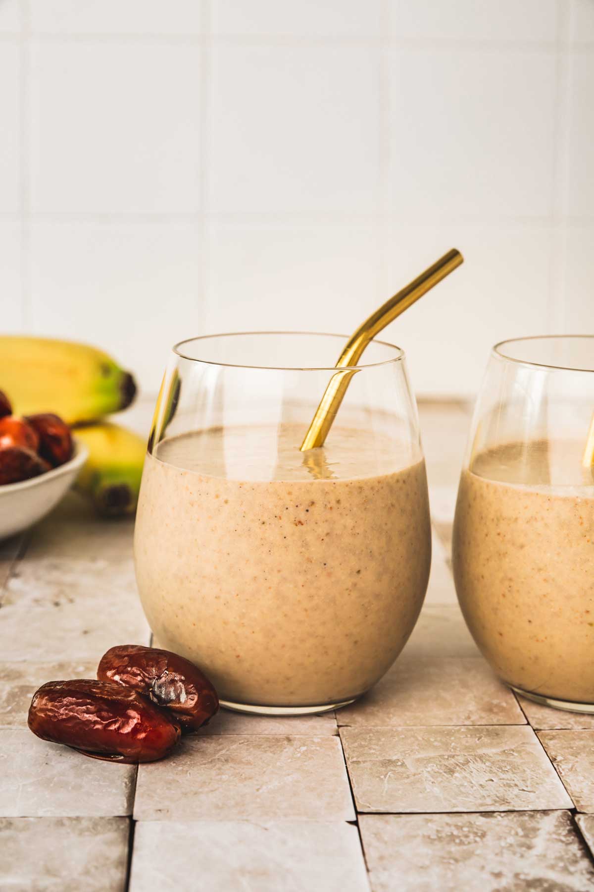 smoothie aux dattes sur une table