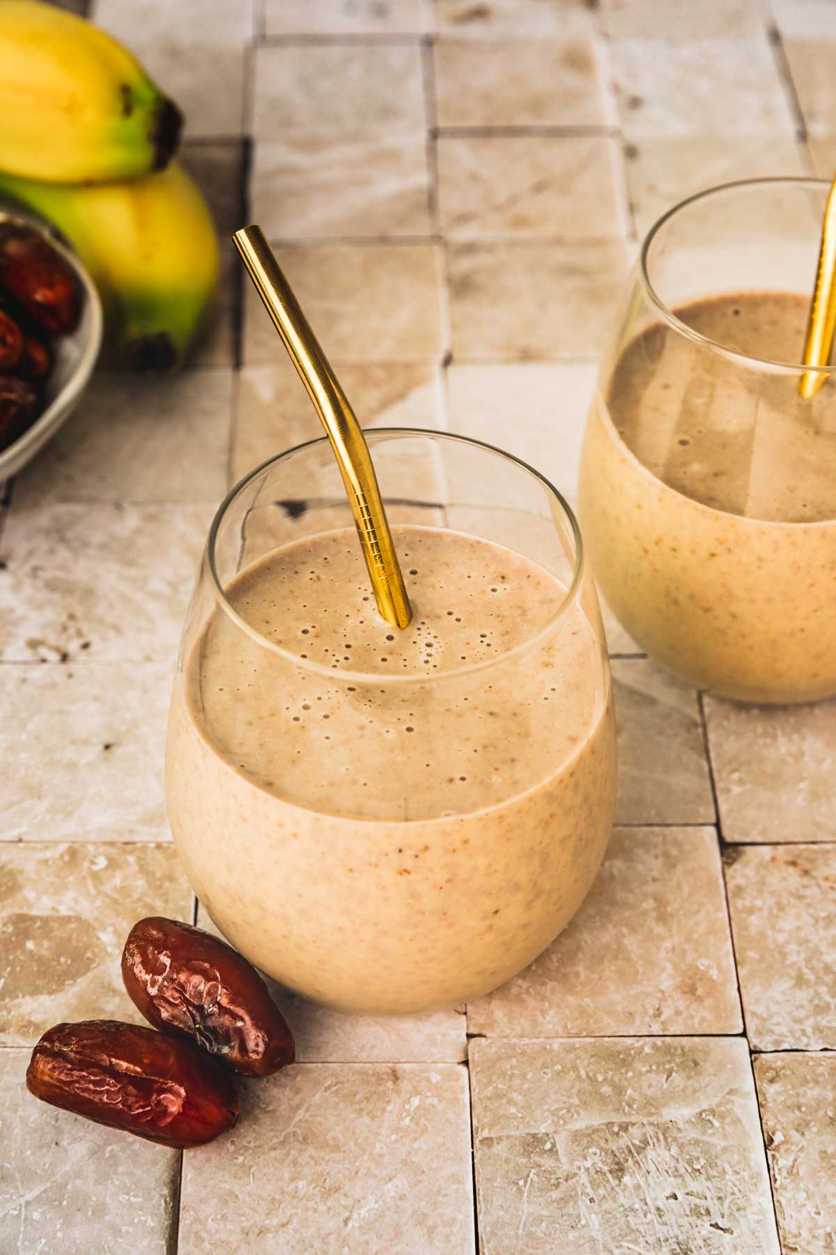 deux verres de smoothie datte sur une table