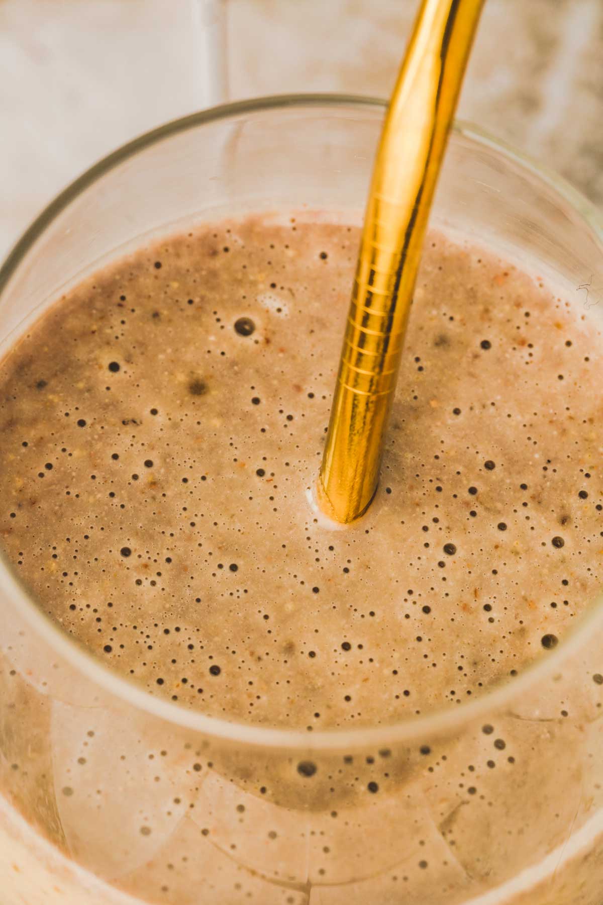 verre de smoothie dattes avec une paille