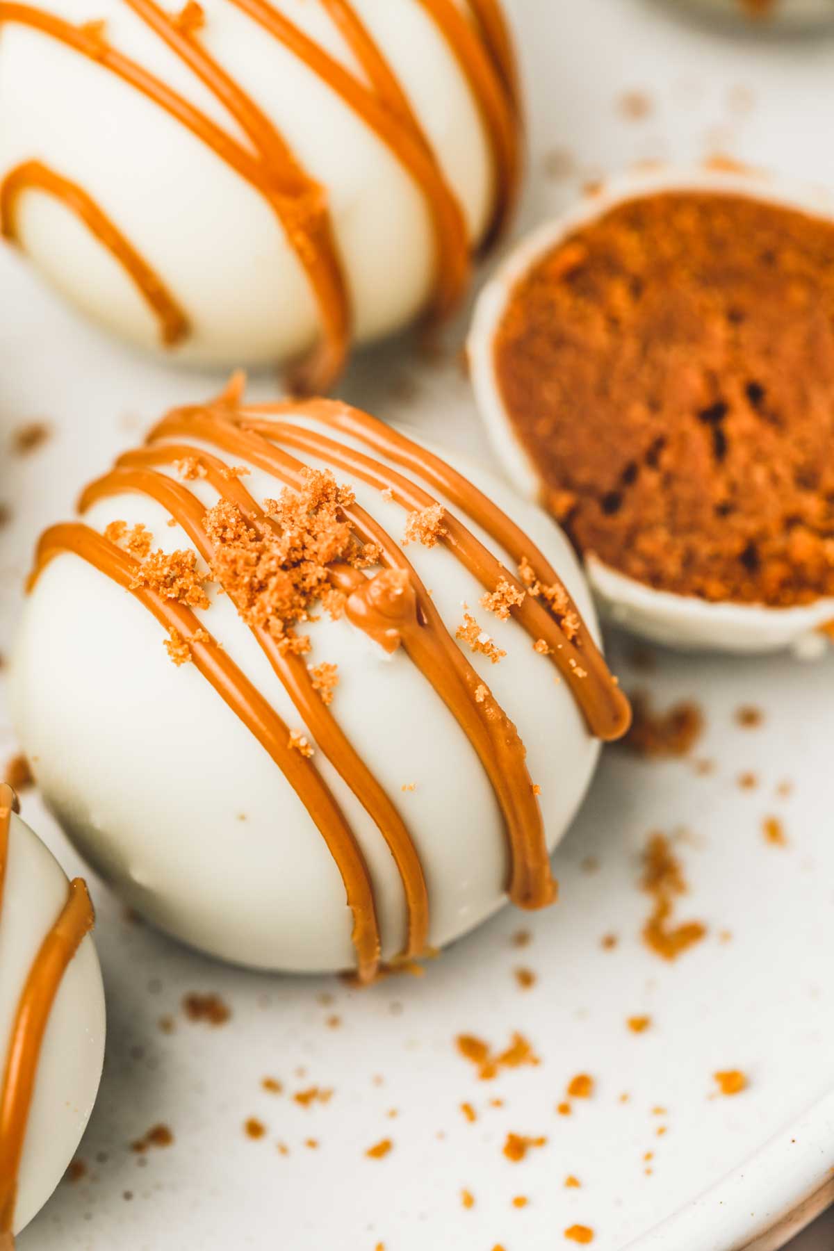 truffes spéculoos sur une assiette