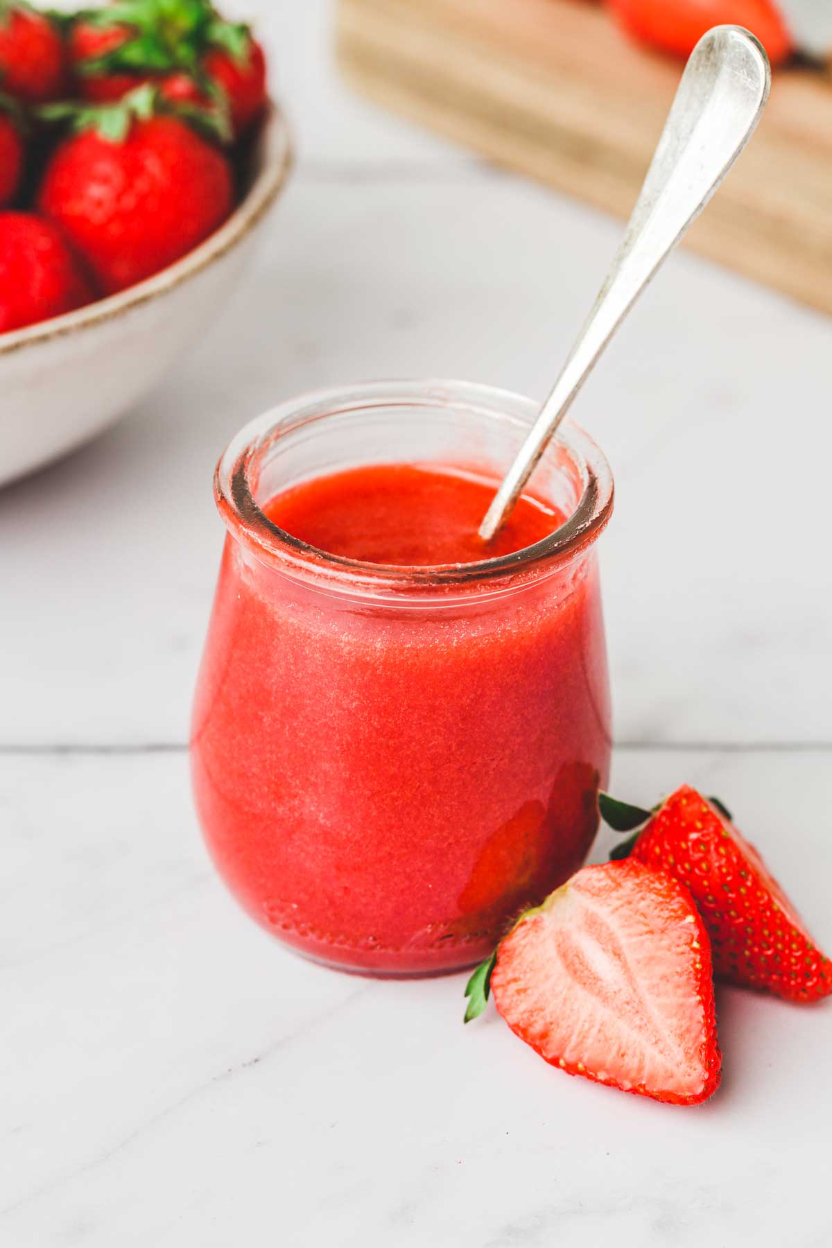 pot de coulis de fraise sur une table