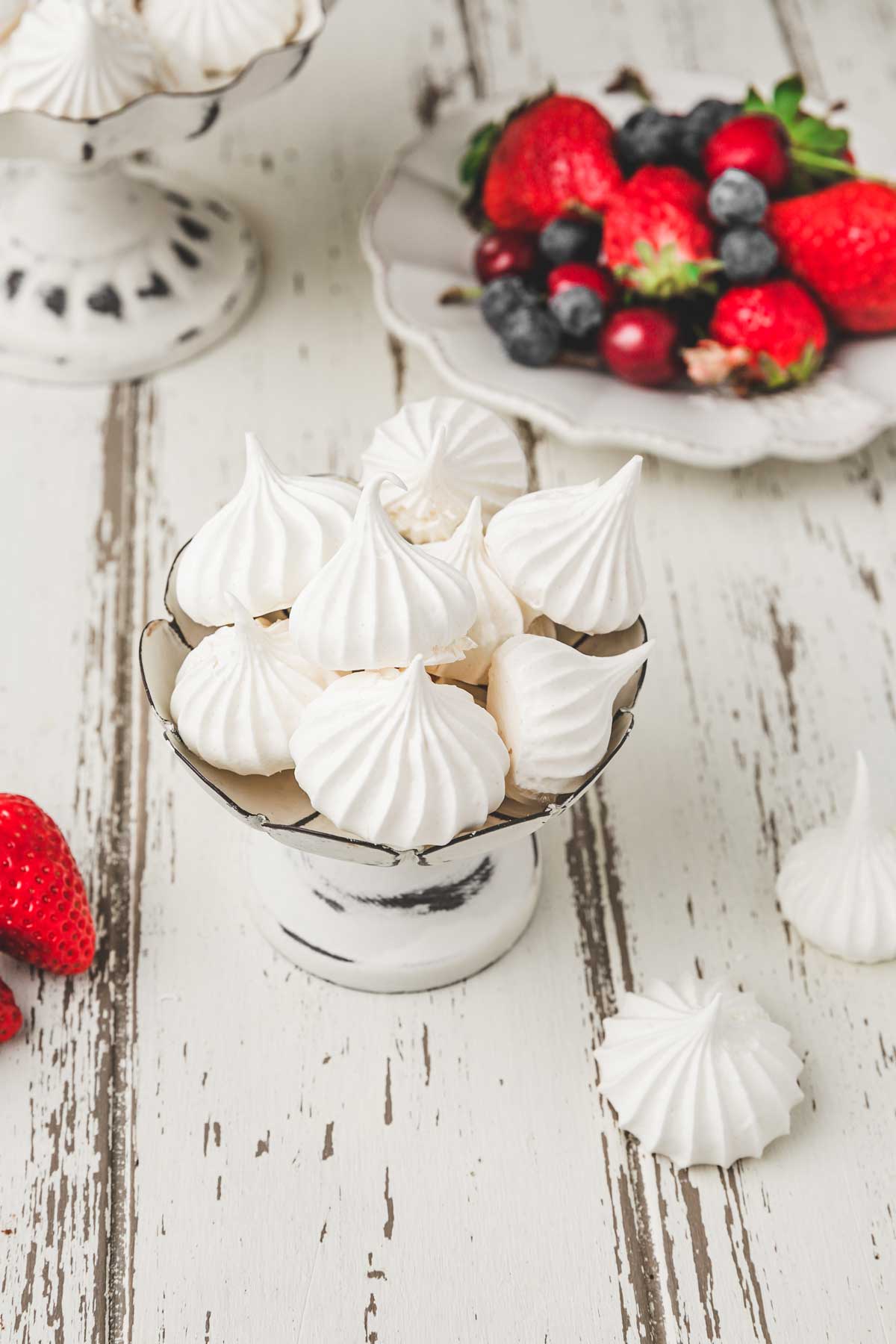 Meringue cuites sur une table