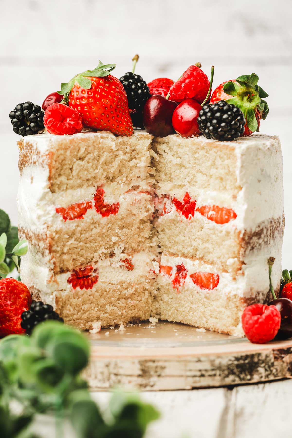 How to make a perfect naked cake recipe berry naked cake cutted on a table