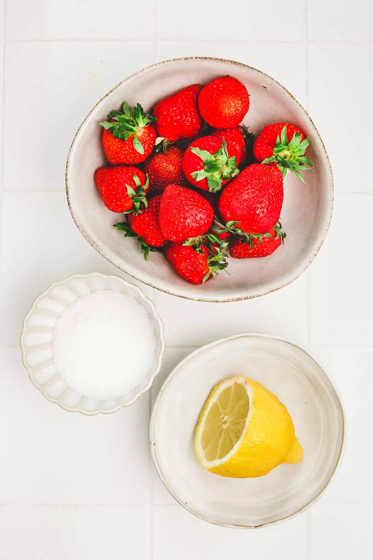 bols avec des ingrédients, des fraises et du citron